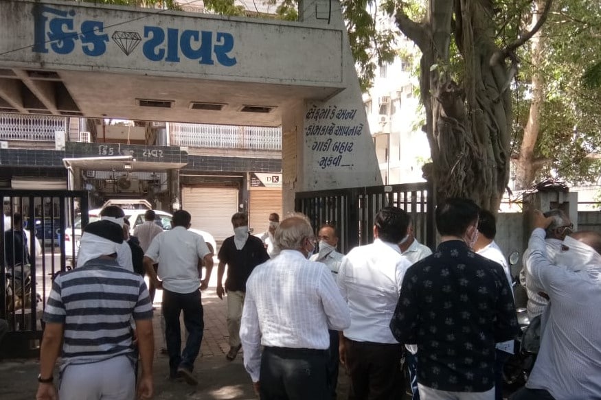 શહેરમાં કોરોનાનો કહેર વધી રહ્યો છે. જે પ્રમાણે કેસો નોંધાઈ રહ્યા છે તેને જોતા શહેરમાં કોરોના બેકાબૂ બનતો જાય તેવું લાગી રહ્યું છે. આ કોરોનાનું સંક્રમણ હીરા કારીગરોમાં વધુ પ્રમાણમાં નોંધાયુ છે. લગભગ એક સપ્તાહ માટે હીરાના કારખાના તેમજ હીરા બજાર બંધ રાખવાનો નિર્ણય લેવામાં આવ્યો હતો. જોકે, હીરા ઉદ્યોગ ફરી શરૂ કરવા માટે આરોગ્યમંત્રી કુમાર કાનાણી અને નેતાઓ તથા હીરા ઉદ્યોગના અગ્રણીઓ અને ડાયમંડ એસોસિએશનની બેઠક યોજાઈ હતી. આ બેઠકમાં હીરા ઉદ્યોગને ફરી વેગ આપવા માટે કડક ગાઈડલાઈન સાથે શરુ કરવાનું નક્કી કરવામાં આવ્યું છે. ક્લસ્ટર વિસ્તારમાં આવેલા હીરાબજાર તા. 9મી અને હીરાના એકમો તા.13મી સુધી બંધ રહેશે. આગામી આગામી 10મી જુલાઈથી હીરાની બજાર અને ત્યારબાદ 14મી જુલાઈથી હીરાના કારખાના શરૂ કરાવવામાં આવશે. (ફાઇલ તસવીર) શહેરમાં કોરોનાનો કહેર વધી રહ્યો છે. જે પ્રમાણે કેસો નોંધાઈ રહ્યા છે તેને જોતા શહેરમાં કોરોના બેકાબૂ બનતો જાય તેવું લાગી રહ્યું છે. આ કોરોનાનું સંક્રમણ હીરા કારીગરોમાં વધુ પ્રમાણમાં નોંધાયુ છે. લગભગ એક સપ્તાહ માટે હીરાના કારખાના તેમજ હીરા બજાર બંધ રાખવાનો નિર્ણય લેવામાં આવ્યો હતો. જોકે, હીરા ઉદ્યોગ ફરી શરૂ કરવા માટે આરોગ્યમંત્રી કુમાર કાનાણી અને નેતાઓ તથા હીરા ઉદ્યોગના અગ્રણીઓ અને ડાયમંડ એસોસિએશનની બેઠક યોજાઈ હતી. આ બેઠકમાં હીરા ઉદ્યોગને ફરી વેગ આપવા માટે કડક ગાઈડલાઈન સાથે શરુ કરવાનું નક્કી કરવામાં આવ્યું છે. ક્લસ્ટર વિસ્તારમાં આવેલા હીરાબજાર તા. 9મી અને હીરાના એકમો તા.13મી સુધી બંધ રહેશે. આગામી આગામી 10મી જુલાઈથી હીરાની બજાર અને ત્યારબાદ 14મી જુલાઈથી હીરાના કારખાના શરૂ કરાવવામાં આવશે. (ફાઇલ તસવીર)