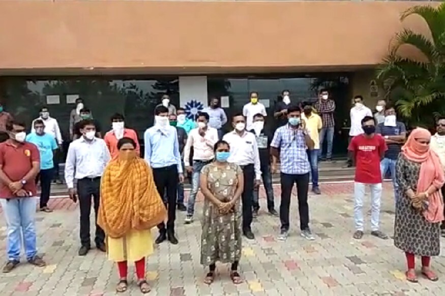 આ મામલે વાલીઓએ વિરોધ પ્રદર્શન કરતા કરતાં કહ્યું કે, જ્યારે શાળામાં ભણવાનું શરૂ કરાવવામાં આવે ત્યાર બાદ જ ફી માંગવી જોઈએ. હાલ શૈક્ષણિક કાર્ય ઠપ છે અને ઉદ્યોગ-ધંધાને પણ લૉકડાઉનને કારણે માઠી અસર પડી છે. આ સમયે શાળાઓ દ્વારા ફી માટે દબાણ કરવામાં આવે તે યોગ્ય નથી. આ અંગે વાલીઓએ DEO સહિતનાને ફરિયાદ કરવાની તજવીજ હાથ ધરી છે. આ મામલે વાલીઓએ વિરોધ પ્રદર્શન કરતા કરતાં કહ્યું કે, જ્યારે શાળામાં ભણવાનું શરૂ કરાવવામાં આવે ત્યાર બાદ જ ફી માંગવી જોઈએ. હાલ શૈક્ષણિક કાર્ય ઠપ છે અને ઉદ્યોગ-ધંધાને પણ લૉકડાઉનને કારણે માઠી અસર પડી છે. આ સમયે શાળાઓ દ્વારા ફી માટે દબાણ કરવામાં આવે તે યોગ્ય નથી. આ અંગે વાલીઓએ DEO સહિતનાને ફરિયાદ કરવાની તજવીજ હાથ ધરી છે.