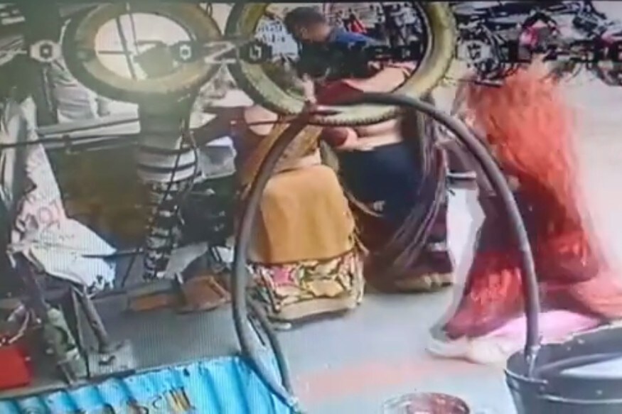 આ કારણે યુવક વ્યાજ ચૂકવી શક્યો ન હતો. લૉકડાઉનમાં છૂટછાટ આપવામાં આવી છે ત્યારે હજુ ઉદ્યોગ શરુ થાય એ પહેલા વ્યાજખોરો આ યુવાનને ત્યાં ઘસી આવ્યા હતા. લૉકડાઉન દરમિયાન વ્યાજ ન મળતા વ્યાજખોરોએ યુવાને જાહેરમાં બેરહમીપૂર્વક માર માર્યો હતો. આ કારણે યુવક વ્યાજ ચૂકવી શક્યો ન હતો. લૉકડાઉનમાં છૂટછાટ આપવામાં આવી છે ત્યારે હજુ ઉદ્યોગ શરુ થાય એ પહેલા વ્યાજખોરો આ યુવાનને ત્યાં ઘસી આવ્યા હતા. લૉકડાઉન દરમિયાન વ્યાજ ન મળતા વ્યાજખોરોએ યુવાને જાહેરમાં બેરહમીપૂર્વક માર માર્યો હતો.