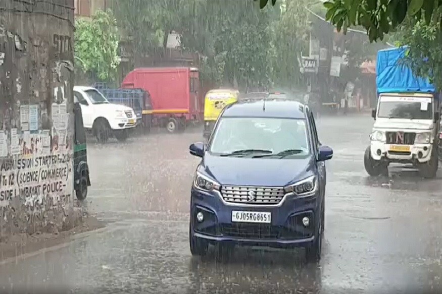 કિર્તેશ પટેલ, સુરત : નિર્સગ વાવાઝોડા તંત્ર દ્વારા આગાહી કરવામાં આવી હતી તે સમયે સુરતમાં વરસાદ ન આવ્યો પણ વાવાઝોડું પૂર્ણ થયાના બીજા દિવસે સુરતના અલગ-અલગ વિસ્તરામાં વરસાદે ધમાકેદાર એન્ટ્રી કરતા લોકોને ગરમીમાં રાહત મળી હતી, સાથે સિઝનના પ્રથમ વરસાદ ને પગલે લોકો ઝૂમી ઉઠ્યા હતા. કિર્તેશ પટેલ, સુરત : નિર્સગ વાવાઝોડા તંત્ર દ્વારા આગાહી કરવામાં આવી હતી તે સમયે સુરતમાં વરસાદ ન આવ્યો પણ વાવાઝોડું પૂર્ણ થયાના બીજા દિવસે સુરતના અલગ-અલગ વિસ્તરામાં વરસાદે ધમાકેદાર એન્ટ્રી કરતા લોકોને ગરમીમાં રાહત મળી હતી, સાથે સિઝનના પ્રથમ વરસાદ ને પગલે લોકો ઝૂમી ઉઠ્યા હતા.