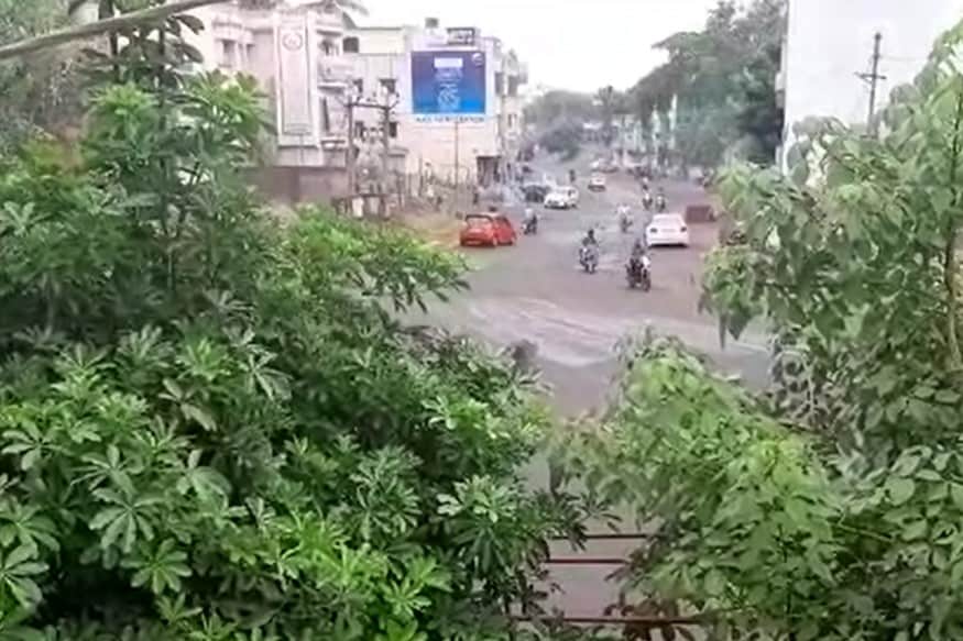સુરત : સંભવિત નિસર્ગ વાવાઝોડા (Nisarg Cyclone)ની અસરને પગલે સૌરાષ્ટ્ર અને દક્ષિણ ગુજરાતના દરિયાકાંઠા (Gujarat Coastal Belt)ના વિસ્તારોમાં વરસાદ (Rain) નોંધાયો છે. સોમવારે સાંજથી જ અનેક જગ્યાએ વરસાદ પડ્યો હતો. જેમાં સૌથી વધારે વરસાદ તાપી જિલ્લા (Tapi district)ના વાલોડમાં 60 મિલીમીટર એટલે કે બે ઇંચથી પણ વધારો નોંધાયો છે. તો ભાવનગર શહેરમાં એક ઇંચ જેટલો વરસાદ નોંધાયો છે. અમરેલીના ધારીમાં પણ એક ઇંચ જેટલો વરસાદ પડ્યો છે. સુરતના મહુવામાં પણ આશરે એક ઇંચ જેટલો વરસાદ પડ્યો છે. અમરેલીના લીલીયામાં 20 મિલીમીટર વરસાદ પડ્યો છે. (તસવીર : બારડોલી) સુરત : સંભવિત નિસર્ગ વાવાઝોડા (Nisarg Cyclone)ની અસરને પગલે સૌરાષ્ટ્ર અને દક્ષિણ ગુજરાતના દરિયાકાંઠા (Gujarat Coastal Belt)ના વિસ્તારોમાં વરસાદ (Rain) નોંધાયો છે. સોમવારે સાંજથી જ અનેક જગ્યાએ વરસાદ પડ્યો હતો. જેમાં સૌથી વધારે વરસાદ તાપી જિલ્લા (Tapi district)ના વાલોડમાં 60 મિલીમીટર એટલે કે બે ઇંચથી પણ વધારો નોંધાયો છે. તો ભાવનગર શહેરમાં એક ઇંચ જેટલો વરસાદ નોંધાયો છે. અમરેલીના ધારીમાં પણ એક ઇંચ જેટલો વરસાદ પડ્યો છે. સુરતના મહુવામાં પણ આશરે એક ઇંચ જેટલો વરસાદ પડ્યો છે. અમરેલીના લીલીયામાં 20 મિલીમીટર વરસાદ પડ્યો છે. (તસવીર : બારડોલી)