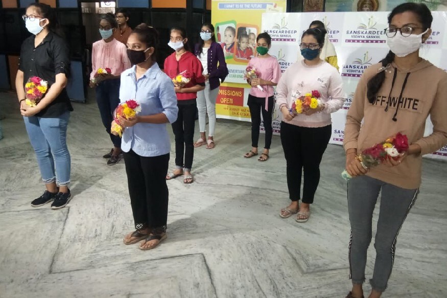 એકતાનું પરિણામ ખૂબ સારું હોવાથી હવે તેણી આગળ સીએનો અભ્યાસ કરવા માંગે છે. બીજી તરફ કોરોના વાયરસને કારણે લૉકડાઉન હોવાથી તેના પિતા છેલ્લા ત્રણ મહિનાથી બેકાર છે. હવે તેના પિતાને તેની દીકરીના આગળના અભ્યાસ માટે ચિંતા છે. આ દરમિયાન વિદ્યાર્થિીનીના વહારે તેની સ્કૂલ આવી છે. સ્કૂલે માનવતા મહેકાવતા વિદ્યાર્થિનીના સીએ સુધીના અભ્યાસની જવાબદારી ઉઠાવી લીધી છે. એકતાનું પરિણામ ખૂબ સારું હોવાથી હવે તેણી આગળ સીએનો અભ્યાસ કરવા માંગે છે. બીજી તરફ કોરોના વાયરસને કારણે લૉકડાઉન હોવાથી તેના પિતા છેલ્લા ત્રણ મહિનાથી બેકાર છે. હવે તેના પિતાને તેની દીકરીના આગળના અભ્યાસ માટે ચિંતા છે. આ દરમિયાન વિદ્યાર્થિીનીના વહારે તેની સ્કૂલ આવી છે. સ્કૂલે માનવતા મહેકાવતા વિદ્યાર્થિનીના સીએ સુધીના અભ્યાસની જવાબદારી ઉઠાવી લીધી છે.