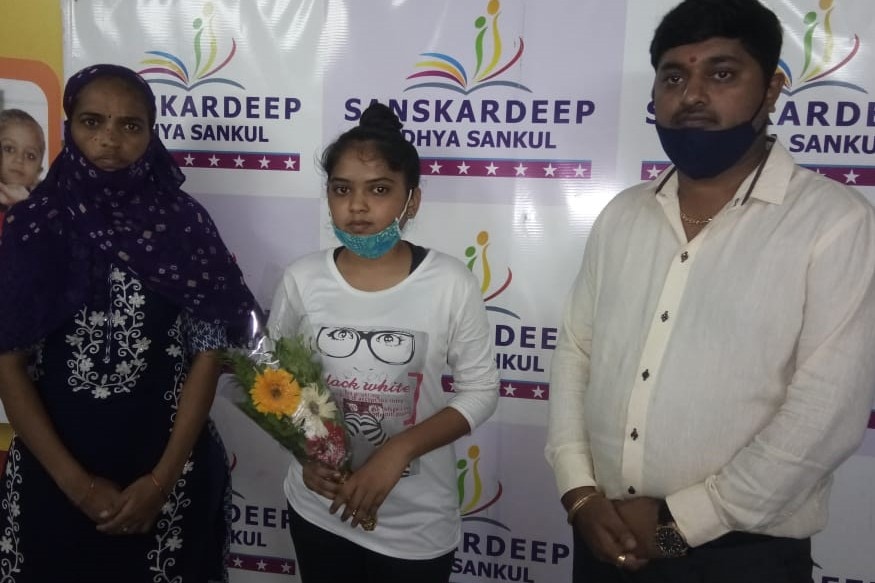 કિર્તેશ પટેલ, સુરત : આજે ધોરણ-12નું પરિણામ (GSEB HSC Result 2020) જાહેર થયું છે. જેમાં સુરત જિલ્લા (Surat District)નું પરિણામ 80.66% જાહેર થયું છે. સારું પરિણામ આવતા અનેક વિદ્યાર્થીઓના મોઢા પર ખુશી છે. આવા સમયે સુરતની રત્નકલાકાર (Diamond Workers)ની દીકરીના મોઢા પર કંઈક વધારે જ ખુશી છે. કારણ કે આ દીકરીના સીએ સુધીના અભ્યાસની જવાબદારી તેની સ્કૂલે ઉઠાવી છે. રત્નકલાકરની દીકરી A1 ગ્રેડ લાવી છે. દીકરીના ઉજ્જવળ ભવિષ્યને લઈને સ્કૂલ તરફથી તેણીને મદદની જાહેરાત કરવામાં આવી છે. કિર્તેશ પટેલ, સુરત : આજે ધોરણ-12નું પરિણામ (GSEB HSC Result 2020) જાહેર થયું છે. જેમાં સુરત જિલ્લા (Surat District)નું પરિણામ 80.66% જાહેર થયું છે. સારું પરિણામ આવતા અનેક વિદ્યાર્થીઓના મોઢા પર ખુશી છે. આવા સમયે સુરતની રત્નકલાકાર (Diamond Workers)ની દીકરીના મોઢા પર કંઈક વધારે જ ખુશી છે. કારણ કે આ દીકરીના સીએ સુધીના અભ્યાસની જવાબદારી તેની સ્કૂલે ઉઠાવી છે. રત્નકલાકરની દીકરી A1 ગ્રેડ લાવી છે. દીકરીના ઉજ્જવળ ભવિષ્યને લઈને સ્કૂલ તરફથી તેણીને મદદની જાહેરાત કરવામાં આવી છે.