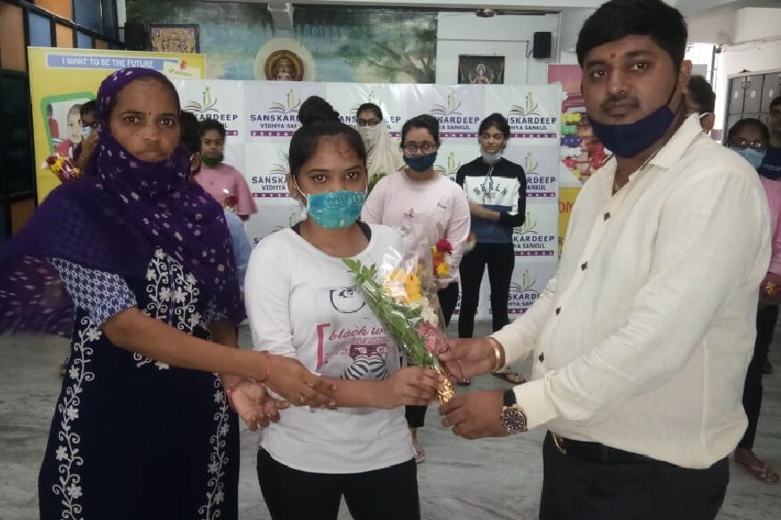 આજના પરિણામમાં સુરતની વિદ્યાર્થિનીઓ મેદાન મારી ગઈ છે. તેજસ્વી વિદ્યાર્થીઓ પાછળ સુરતની કેટલીક શાળાઓ ખૂબ મહેનત કરી રહી છે. આ માટે ગરીબ વિદ્યાર્થીઓની ફી માફી પણ કરવામાં આવે છે. સુરતના મોટા વરાછા વિસ્તાર આવેલી સંસ્કાર દીપ સ્કૂલમાં અભ્યાસ કરતી અને રત્નકલાકર પરિવારની એકતા ભેંસનીયા A1 ગ્રેડ સાથે પાસ થઈ છે. આજના પરિણામમાં સુરતની વિદ્યાર્થિનીઓ મેદાન મારી ગઈ છે. તેજસ્વી વિદ્યાર્થીઓ પાછળ સુરતની કેટલીક શાળાઓ ખૂબ મહેનત કરી રહી છે. આ માટે ગરીબ વિદ્યાર્થીઓની ફી માફી પણ કરવામાં આવે છે. સુરતના મોટા વરાછા વિસ્તાર આવેલી સંસ્કાર દીપ સ્કૂલમાં અભ્યાસ કરતી અને રત્નકલાકર પરિવારની એકતા ભેંસનીયા A1 ગ્રેડ સાથે પાસ થઈ છે.