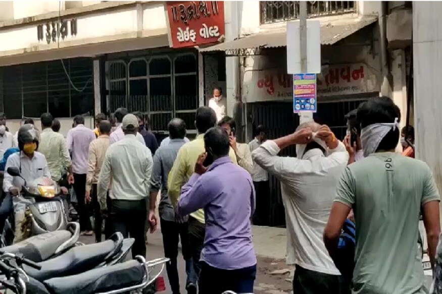 જોકે, આ સૂચના બાદ પણ કેસ વધી રહ્યા હતા, જેને પગલે આજથી ડાયમંડ ઉધોગ 10 દિવસ માટે બંધી કરવામાં આવ્યો છે. ત્યારે કાપડ માર્કેટના વેપારીઓને એ ડર સતાવી રહ્યો છે કે, અઢી મહિના બંધ રાખ્યા બાદ વેપાર શરૂ થયો છે, અને ધીરે ધીરે માર્કેટમાં કામ કરતા કારીગર અને માલિકો રાજસ્થાન તરફથી આવી રહ્યા છે, અને તેવામાં વધુ સક્ર્મણ વધે તો ડાયમંડ ઉધોગની જેમ કાપડ માર્કેટ પણ બંધ કરાવશે તેવો ડર છે. બીજી બાજુ જો કાપડ માર્કેટ બંધ થાય તો આગામી દિવસમાં આવી રહેલા તહેવારોને લઇને જે વેપાર છે તે પડી ભાગવાની બીક છે. આમ જો હવે તહેવાર નજીક છે અને વેપાર બંધ થાય તો, 2 હજાર કરોડનું નુકસાન થાય તેવો ડર સતાવી રહ્યો છે. જોકે, આ સૂચના બાદ પણ કેસ વધી રહ્યા હતા, જેને પગલે આજથી ડાયમંડ ઉધોગ 10 દિવસ માટે બંધી કરવામાં આવ્યો છે. ત્યારે કાપડ માર્કેટના વેપારીઓને એ ડર સતાવી રહ્યો છે કે, અઢી મહિના બંધ રાખ્યા બાદ વેપાર શરૂ થયો છે, અને ધીરે ધીરે માર્કેટમાં કામ કરતા કારીગર અને માલિકો રાજસ્થાન તરફથી આવી રહ્યા છે, અને તેવામાં વધુ સક્ર્મણ વધે તો ડાયમંડ ઉધોગની જેમ કાપડ માર્કેટ પણ બંધ કરાવશે તેવો ડર છે. બીજી બાજુ જો કાપડ માર્કેટ બંધ થાય તો આગામી દિવસમાં આવી રહેલા તહેવારોને લઇને જે વેપાર છે તે પડી ભાગવાની બીક છે. આમ જો હવે તહેવાર નજીક છે અને વેપાર બંધ થાય તો, 2 હજાર કરોડનું નુકસાન થાય તેવો ડર સતાવી રહ્યો છે.