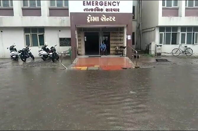 જ્યારે નવી સિવિલ હોસ્પિટલ કે જે હાલમાં કોવિડ 19 હોસ્પિટલ તરીકે કામ કરે છે ત્યાં પણ પાણી ભરાય ગયા હતા હતા. નવી સિવિલ કેમ્પસમાં ઈમરજન્સી વિભાગથી લઈને સુપ્રિટેન્ડન્ટ ઓફિસ સુધી પાણી ભરાઈ ગયા હતા. ઉપરાંત કાર પાર્કિંગ કેન્ટીન તેમજ મેડિકલ કોલેજ પાસે પણ પાણી ભરાઇ ગયા હતા. પાણી ભરાવાને કારણે દર્દીઓ સહિત હોસ્પિટલનો સ્ટાફ તેમજ સ્થાનિક હેરાન થયા હતા. વરસાદને કારણે વાતાવરણમાં આવેલા પલટાને કારણે સમગ્ર દક્ષિણ ગુજરાતમાં ઠંડક પ્રસરી જવા પામી છે. બફારાથી પણ લોકોને રાહત મળી છે. સુરતના કેટલાક વિસ્તાર હિલ સ્ટેશન જેવા પણ લાગતા હતા. જ્યારે નવી સિવિલ હોસ્પિટલ કે જે હાલમાં કોવિડ 19 હોસ્પિટલ તરીકે કામ કરે છે ત્યાં પણ પાણી ભરાય ગયા હતા હતા. નવી સિવિલ કેમ્પસમાં ઈમરજન્સી વિભાગથી લઈને સુપ્રિટેન્ડન્ટ ઓફિસ સુધી પાણી ભરાઈ ગયા હતા. ઉપરાંત કાર પાર્કિંગ કેન્ટીન તેમજ મેડિકલ કોલેજ પાસે પણ પાણી ભરાઇ ગયા હતા. પાણી ભરાવાને કારણે દર્દીઓ સહિત હોસ્પિટલનો સ્ટાફ તેમજ સ્થાનિક હેરાન થયા હતા. વરસાદને કારણે વાતાવરણમાં આવેલા પલટાને કારણે સમગ્ર દક્ષિણ ગુજરાતમાં ઠંડક પ્રસરી જવા પામી છે. બફારાથી પણ લોકોને રાહત મળી છે. સુરતના કેટલાક વિસ્તાર હિલ સ્ટેશન જેવા પણ લાગતા હતા.