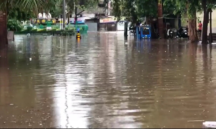 વાવાઝોડાને લઈને શનિવારે સવારથી જ સમગ્ર દક્ષિણ ગુજરાતમાં વાદળછાયું વાતાવરણ છવાયેલું રહ્યું હતુ. ગત મોડી રાત્રીએ શહેરના અનેક વિસ્તારમાં ધોધમાર વરસાદ પડ્યો હતો. જ્યારે સવારે કેટલાક વિસ્તારમાં ધોધમાર વરસાદ પડ્યો હતો . વાવાઝોડાને લઈને શનિવારે સવારથી જ સમગ્ર દક્ષિણ ગુજરાતમાં વાદળછાયું વાતાવરણ છવાયેલું રહ્યું હતુ. ગત મોડી રાત્રીએ શહેરના અનેક વિસ્તારમાં ધોધમાર વરસાદ પડ્યો હતો. જ્યારે સવારે કેટલાક વિસ્તારમાં ધોધમાર વરસાદ પડ્યો હતો .