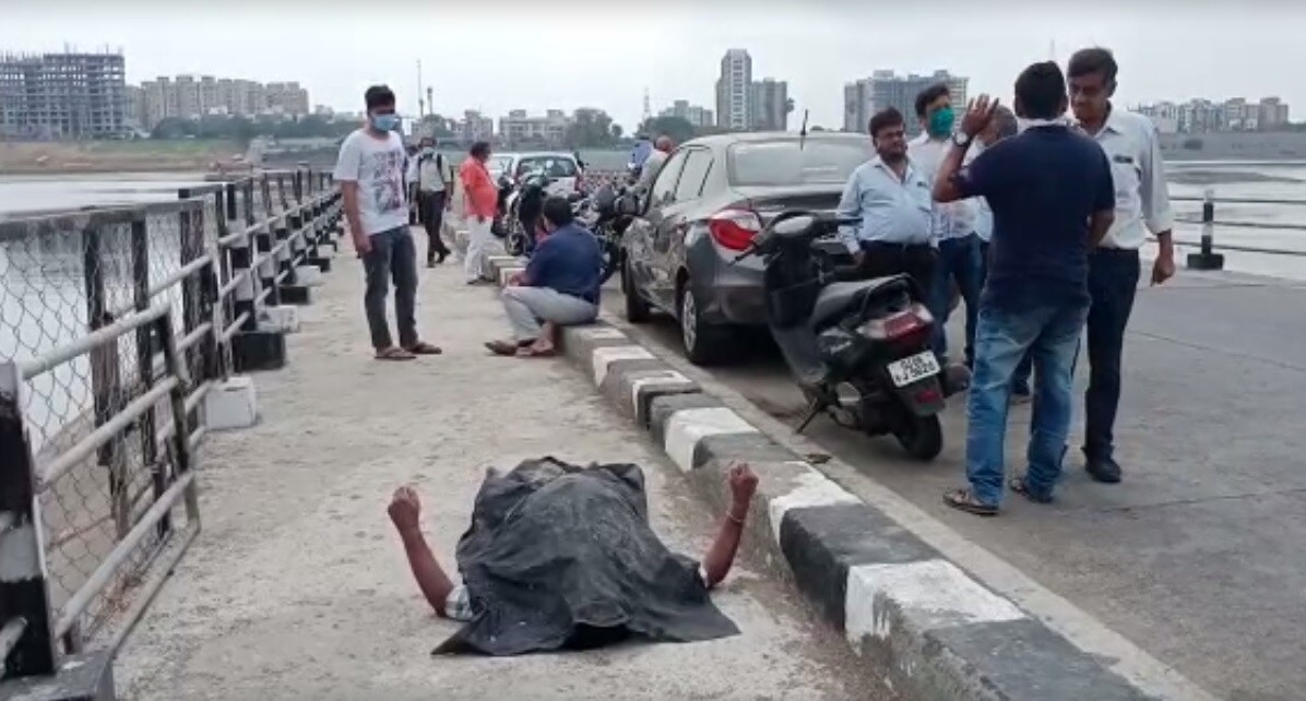 3 મૃતદેહની તપાશ કરતા તે વીઆઈપી રોડ પર રહેતા જયેશ ભાઈ ઉ.વ. 65 હોવાનું ખૂલ્યું હતું. મૃતક પ્લમ્બર કામ કરતા હતા અને લૉકડાઉનમાં ધંધો બંધ થઈ જતા આર્થિક સંકડામણ અનુભઊવતા હતા. 3 મૃતદેહની તપાશ કરતા તે વીઆઈપી રોડ પર રહેતા જયેશ ભાઈ ઉ.વ. 65 હોવાનું ખૂલ્યું હતું. મૃતક પ્લમ્બર કામ કરતા હતા અને લૉકડાઉનમાં ધંધો બંધ થઈ જતા આર્થિક સંકડામણ અનુભઊવતા હતા.