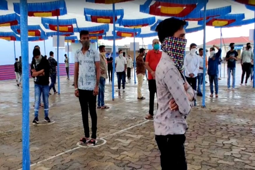 મંદિરોમાં સોશિયલ ડિસ્ટન્સિંગ સાથે પ્રવેશ આપવામાં આવી રહ્યો છે. 2 ગજની દૂરની ચક્કર રાખીને ભક્તોને પ્રવેશ આપવામાં આવ્યો છે. આ પ્રવેશના નિયમોના અંતર સાથે જ ભક્તોએ દર્શન કરવા એન્ટ્રી લેવાની રહેશે. મંદિરોમાં સોશિયલ ડિસ્ટન્સિંગ સાથે પ્રવેશ આપવામાં આવી રહ્યો છે. 2 ગજની દૂરની ચક્કર રાખીને ભક્તોને પ્રવેશ આપવામાં આવ્યો છે. આ પ્રવેશના નિયમોના અંતર સાથે જ ભક્તોએ દર્શન કરવા એન્ટ્રી લેવાની રહેશે.