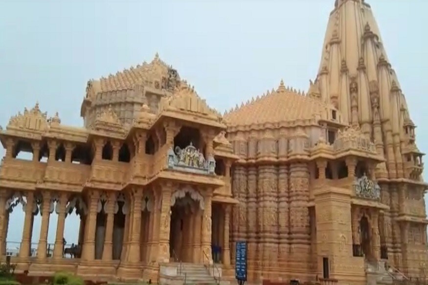 અમદાવાદ : રાજ્યમાં 2 મહિના અને 20 દિવસ બાદ મંદિરોના કમાડ આજથી ખુલ્યા છે. પ્રભુના દર્શન કરીને લૉકડાઉનમાં ત્રાહિમામ થયેલા ભક્તોે આજે ધન્યતા અનુભવી છે. રાજ્યના મોટાભાગના મંદિરો આજથી ખુલ્યા છે તો અનેક મંદિરો હજી 1 અઠવાડિયા બાદ ખુલશે. રાજ્યમાં સોમનાથ, દ્વારકા, શામળાજી સહિતના મોટા મંદિરો ખુલી ગયા છે. તો શક્તિપીઠ અંબાજી, સાળંગપુર હનુમાન, વીરપુર જલારામ બાપાના સ્થાનો ખુલ્યા નથી. જોકે, આજે મંદિર ખુલતા જ જાણે મેઘરાજા સોમનાથ દાદા પર અભિષેક કરતા હોય એવા દૃશ્યો સર્જાયા હતા. સોમનાથમાં અમી છાંટણા વચ્ચે આજથી જય સોમનાથ, હર હર મહાદેવના નાદ સાથે ભક્તોએ દર્શન કર્યા હતા. અમદાવાદ : રાજ્યમાં 2 મહિના અને 20 દિવસ બાદ મંદિરોના કમાડ આજથી ખુલ્યા છે. પ્રભુના દર્શન કરીને લૉકડાઉનમાં ત્રાહિમામ થયેલા ભક્તોે આજે ધન્યતા અનુભવી છે. રાજ્યના મોટાભાગના મંદિરો આજથી ખુલ્યા છે તો અનેક મંદિરો હજી 1 અઠવાડિયા બાદ ખુલશે. રાજ્યમાં સોમનાથ, દ્વારકા, શામળાજી સહિતના મોટા મંદિરો ખુલી ગયા છે. તો શક્તિપીઠ અંબાજી, સાળંગપુર હનુમાન, વીરપુર જલારામ બાપાના સ્થાનો ખુલ્યા નથી. જોકે, આજે મંદિર ખુલતા જ જાણે મેઘરાજા સોમનાથ દાદા પર અભિષેક કરતા હોય એવા દૃશ્યો સર્જાયા હતા. સોમનાથમાં અમી છાંટણા વચ્ચે આજથી જય સોમનાથ, હર હર મહાદેવના નાદ સાથે ભક્તોએ દર્શન કર્યા હતા.