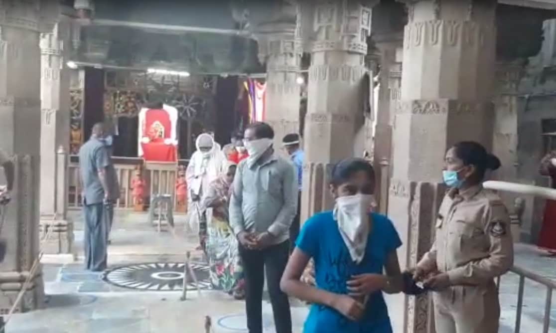 જગત મંદિર દ્વારકામાં જય દ્વારકાધીશ, રાજાધિરાજના દર્શન દ્વારકાવાસીઓ ઉમટી પડ્યા હતા. ભક્તોને મોઢે માસ્ક બાંધવુ હવે ફરજિયાત છે ત્યારે આવી રીતે તમે પણ દર્શને જઈ શકશો. જગત મંદિર દ્વારકામાં જય દ્વારકાધીશ, રાજાધિરાજના દર્શન દ્વારકાવાસીઓ ઉમટી પડ્યા હતા. ભક્તોને મોઢે માસ્ક બાંધવુ હવે ફરજિયાત છે ત્યારે આવી રીતે તમે પણ દર્શને જઈ શકશો.