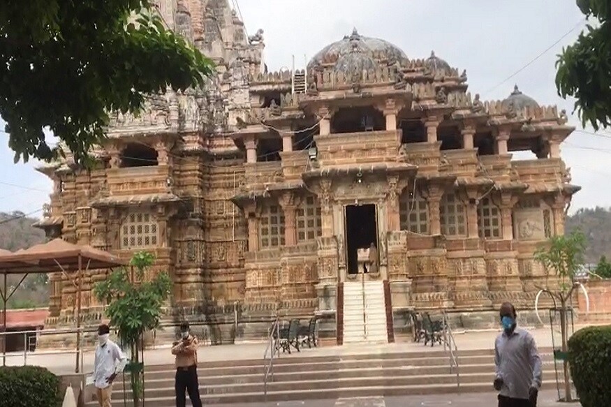 ઉત્તર ગુજરાતમાં શામળાજીનું મંદિર પણ આજથી ખૂલી ગયું હતું. આ મંદિર ખુલતાની સાથે જ આજે ત્યાં દર્શન કરવા સ્થાનિકો ઉમટી પડ્યા હતા. મંદિરમાં સેનિટાઇઝરના મશીન મૂકવામાં આવ્યા છે અને પ્રવેશ દ્વારા પર ભક્તોના નામ સરનામાન નોંધવામાં આવી રહ્યા છે. ઉત્તર ગુજરાતમાં શામળાજીનું મંદિર પણ આજથી ખૂલી ગયું હતું. આ મંદિર ખુલતાની સાથે જ આજે ત્યાં દર્શન કરવા સ્થાનિકો ઉમટી પડ્યા હતા. મંદિરમાં સેનિટાઇઝરના મશીન મૂકવામાં આવ્યા છે અને પ્રવેશ દ્વારા પર ભક્તોના નામ સરનામાન નોંધવામાં આવી રહ્યા છે.