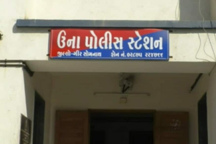આ અંગે મૃતકની માતા જાહીબેન વાજાએ પોતાના જ બંને નાના દીકરા વિરુદ્ધ ઊના પોલીસ સ્ટેશનમાં ફરિયાદ આપી છે. આ રીતે ઊનાના કાળાપણ ગામે રહેતા રમેશ વાજા નામના યુવાને લગ્ન કરવાની જિદની કિંમત પોતાનો જીવ દઈને ચૂકવવી પડી. રમેશ આ અંગે મૃતકની માતા જાહીબેન વાજાએ પોતાના જ બંને નાના દીકરા વિરુદ્ધ ઊના પોલીસ સ્ટેશનમાં ફરિયાદ આપી છે. આ રીતે ઊનાના કાળાપણ ગામે રહેતા રમેશ વાજા નામના યુવાને લગ્ન કરવાની જિદની કિંમત પોતાનો જીવ દઈને ચૂકવવી પડી. રમેશ