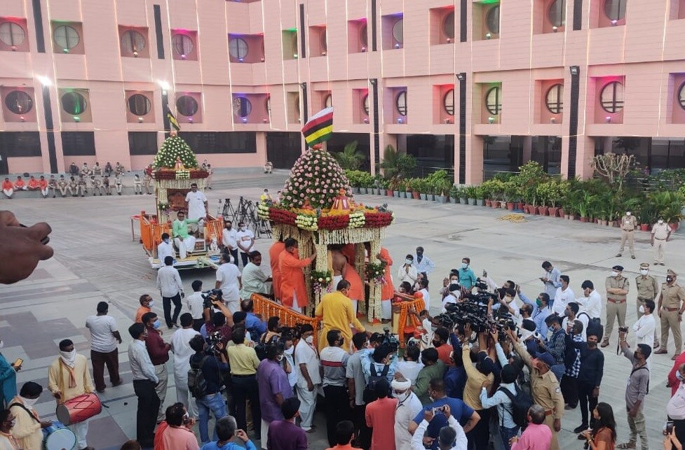 આજે ભગવાનની 143મી રથયાત્રામા ભગવાન જગન્નાથ નગરચર્યાએ જઈ શકશે નહીં. મોડી રાતે લેવાયેલા નિર્ણય બાદ હાઇકોર્ટે સરકારની રથયાત્રા કાઢવાની અરજી ફગાવી દીધી હતી અને રથયાત્રા કાઢવા માટે સ્પષ્ટપણે ના પાડી દીધી હતી. હાઇકોર્ટ આ વિશે જણાવતા કહ્યું હતું કે, ‘આવી મહામારીની પરિસ્થિતિમાં કોર્ટ લોકોના જીવની ચિંતા કરે છે.’ હવે ભગવાન જગન્નાથ નગરચર્યાએ નીકળશે નહીં. પરંતુ, મંદિરમાં જ ભગવાનના રથને ફેરવવામાં આવશે. તસવીર- દીપિકા ખુમાણ) આજે ભગવાનની 143મી રથયાત્રામા ભગવાન જગન્નાથ નગરચર્યાએ જઈ શકશે નહીં. મોડી રાતે લેવાયેલા નિર્ણય બાદ હાઇકોર્ટે સરકારની રથયાત્રા કાઢવાની અરજી ફગાવી દીધી હતી અને રથયાત્રા કાઢવા માટે સ્પષ્ટપણે ના પાડી દીધી હતી. હાઇકોર્ટ આ વિશે જણાવતા કહ્યું હતું કે, ‘આવી મહામારીની પરિસ્થિતિમાં કોર્ટ લોકોના જીવની ચિંતા કરે છે.’ હવે ભગવાન જગન્નાથ નગરચર્યાએ નીકળશે નહીં. પરંતુ, મંદિરમાં જ ભગવાનના રથને ફેરવવામાં આવશે. તસવીર- દીપિકા ખુમાણ)
