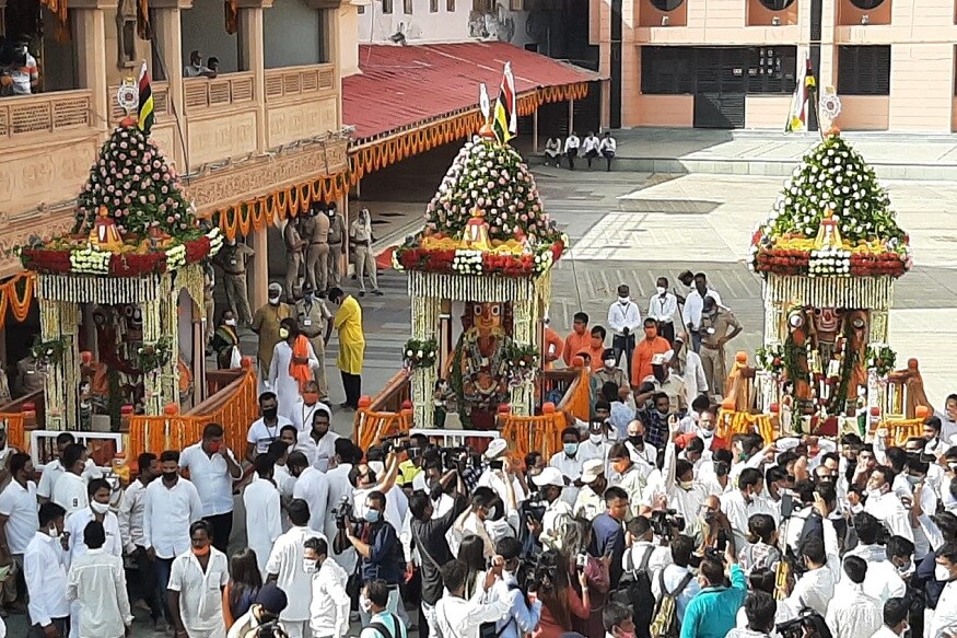 અમદાવાદના જમાલપુર સ્થિત ભગવાન જગન્નાથજીની 143મી રથયાત્રા આ વર્ષે કોરોનાકાળામાં નગરચર્યાએ નથી નીકળી. મંદિર પ્રાંગણમાં જ રથોને ફેરવવામાં આવ્યાં છે. આજે અષાઢી બીજના પાવન પર્વ પર ભગવાન જગન્નાથજી, બહેન સુભદ્રાજી તેમજ ભાઈ બલભદ્રજીની રથયાત્રા ફક્ત નીજ મંદિરના પરિસરમાં જ ફેરવવામં આવી છે. સવારના 4 વાગ્યે ભગવાન જગન્નાથજીની મંગળા આરતી કરવામાં આવી હતી. મુખ્યમંત્રી વિજયભાઈ રૂપાણીએ સવારના 7 કલાકે ભગવાનના રથની આગળ સોનાની સાવરણી દ્વારા માર્ગ સ્વચ્છ કરીને પહિંદવિધિ કરાવી હતી. ત્યારબાદ ભગવાનના રથનું પ્રસ્થાન કરાવ્યું હતું. ગજરાજોએ સૌપ્રથમ મંદિર પટાંગણમાં જ પ્રદક્ષીણા કરી હતી. ત્યારબાદ મુખ્યમંત્રીએ ભગવાન જગદિશનો રથ ખેંચીને પ્રસ્થાન કરાવ્યું હતું. અમદાવાદના જમાલપુર સ્થિત ભગવાન જગન્નાથજીની 143મી રથયાત્રા આ વર્ષે કોરોનાકાળામાં નગરચર્યાએ નથી નીકળી. મંદિર પ્રાંગણમાં જ રથોને ફેરવવામાં આવ્યાં છે. આજે અષાઢી બીજના પાવન પર્વ પર ભગવાન જગન્નાથજી, બહેન સુભદ્રાજી તેમજ ભાઈ બલભદ્રજીની રથયાત્રા ફક્ત નીજ મંદિરના પરિસરમાં જ ફેરવવામં આવી છે. સવારના 4 વાગ્યે ભગવાન જગન્નાથજીની મંગળા આરતી કરવામાં આવી હતી. મુખ્યમંત્રી વિજયભાઈ રૂપાણીએ સવારના 7 કલાકે ભગવાનના રથની આગળ સોનાની સાવરણી દ્વારા માર્ગ સ્વચ્છ કરીને પહિંદવિધિ કરાવી હતી. ત્યારબાદ ભગવાનના રથનું પ્રસ્થાન કરાવ્યું હતું. ગજરાજોએ સૌપ્રથમ મંદિર પટાંગણમાં જ પ્રદક્ષીણા કરી હતી. ત્યારબાદ મુખ્યમંત્રીએ ભગવાન જગદિશનો રથ ખેંચીને પ્રસ્થાન કરાવ્યું હતું.