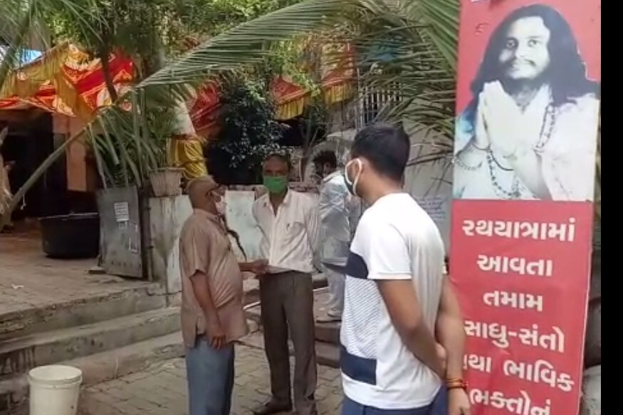 વાસણ શેરીમાં રહેતા અને ભલા ભગત મંદિરના મહંત લક્ષ્મણદાસજી મહારાજે અન્નજળ ત્યાગ કરવાની ચીમકી આપી હતી. એટલું જ નહીં રથયાત્રાની પરંપરા તૂટી તે માટે ભારોભાર દુઃખની લાગણી સાથે તેમણે જગન્નાથ મંદિર જવાની તૈયારીઓ પણ કરી હતી. તેમને રોકવામાં આવશે તો તેઓ કાયદો અને વ્યવસ્થા હાથમાં લેશે તેવી પણ તેમણે વાત કરી હતી. જોકે, આ વચ્ચે લક્ષ્મણદાસજી મહારાજને સમજાવવા માટે પોલીસ કાફલો મંદિર પહોંચી ગયો. વાસણ શેરીમાં રહેતા અને ભલા ભગત મંદિરના મહંત લક્ષ્મણદાસજી મહારાજે અન્નજળ ત્યાગ કરવાની ચીમકી આપી હતી. એટલું જ નહીં રથયાત્રાની પરંપરા તૂટી તે માટે ભારોભાર દુઃખની લાગણી સાથે તેમણે જગન્નાથ મંદિર જવાની તૈયારીઓ પણ કરી હતી. તેમને રોકવામાં આવશે તો તેઓ કાયદો અને વ્યવસ્થા હાથમાં લેશે તેવી પણ તેમણે વાત કરી હતી. જોકે, આ વચ્ચે લક્ષ્મણદાસજી મહારાજને સમજાવવા માટે પોલીસ કાફલો મંદિર પહોંચી ગયો.