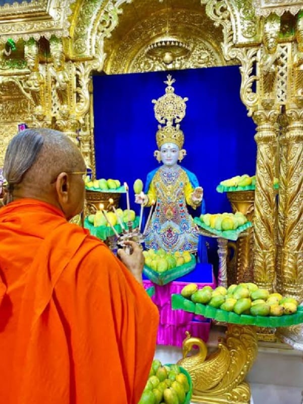 જેનાં દર્શન કરી પૂજનીય સંતો ભાવવિભોર બન્યા હતા. પૂજનીય સંતોએ ભજન કીર્તનની ધૂન સાથે ભગવાનનો જય જય કાર કર્યો હતો. લાખો ભાવિક ભક્તોએ સોશિયલ મીડિયા પ્લેટફોર્મ દ્વારા આમ્રોત્સવ - મનોરથનો લાભ લઇ ધન્યતા વ્યક્ત કરી હતી. દિવ્ય દર્શનનો લાહ્વો લઈ ભક્તો ધન્ય બન્યા હતા. જેનાં દર્શન કરી પૂજનીય સંતો ભાવવિભોર બન્યા હતા. પૂજનીય સંતોએ ભજન કીર્તનની ધૂન સાથે ભગવાનનો જય જય કાર કર્યો હતો. લાખો ભાવિક ભક્તોએ સોશિયલ મીડિયા પ્લેટફોર્મ દ્વારા આમ્રોત્સવ - મનોરથનો લાભ લઇ ધન્યતા વ્યક્ત કરી હતી. દિવ્ય દર્શનનો લાહ્વો લઈ ભક્તો ધન્ય બન્યા હતા.