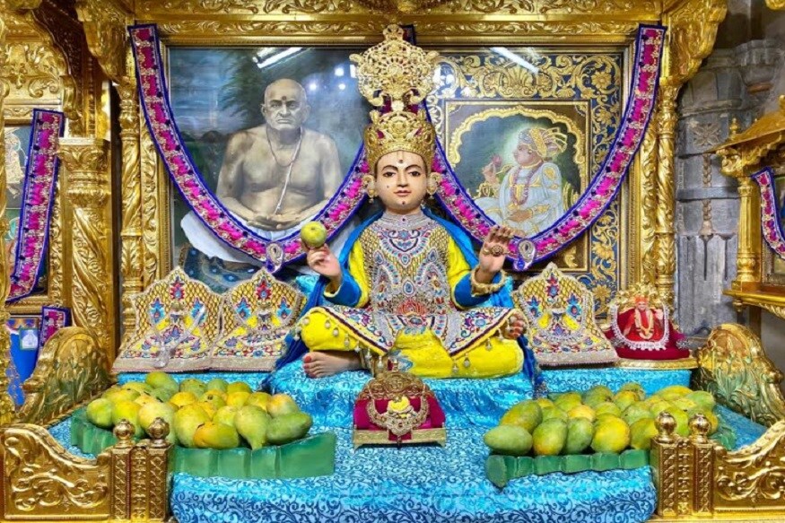 સંપૂર્ણ દેશ લોકડાઉનમાં છે ત્યારે ધાર્મિક સ્થળો, મેળાવડા અને સભાઓ પણ બંધ છે. ધાર્મિક સ્થાનો બંધ હોવાના કારણે દેશના મહત્વના મુખ્ય મંદિરોએ દર્શન માટે, દાન માટે ઓનલાઈન વ્યવસ્થા કરી છે. લોકડાઉનના કારણે મણિનગર - અમદાવાદ સ્થિત શ્રી સ્વામિનારાયણ મંદિર પણ સત્સંગીઓ - ભાવિક ભક્તોને દર્શન માટે બંધ છે, ત્યારે દર્શનાર્થીઓ ઓનલાઈન સોશિયલ મીડિયાના માધ્યમથી સ્વામિનારાયણબાપા સ્વામીબાપાનાં દર્શનનો લાભ મેળવી રહ્યા છે. સંપૂર્ણ દેશ લોકડાઉનમાં છે ત્યારે ધાર્મિક સ્થળો, મેળાવડા અને સભાઓ પણ બંધ છે. ધાર્મિક સ્થાનો બંધ હોવાના કારણે દેશના મહત્વના મુખ્ય મંદિરોએ દર્શન માટે, દાન માટે ઓનલાઈન વ્યવસ્થા કરી છે. લોકડાઉનના કારણે મણિનગર - અમદાવાદ સ્થિત શ્રી સ્વામિનારાયણ મંદિર પણ સત્સંગીઓ - ભાવિક ભક્તોને દર્શન માટે બંધ છે, ત્યારે દર્શનાર્થીઓ ઓનલાઈન સોશિયલ મીડિયાના માધ્યમથી સ્વામિનારાયણબાપા સ્વામીબાપાનાં દર્શનનો લાભ મેળવી રહ્યા છે.