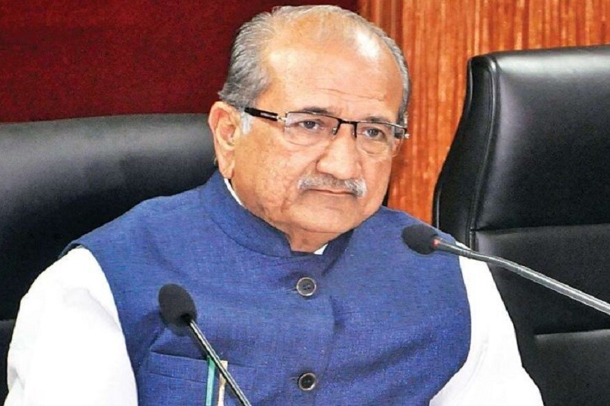 ગાંધીનગર : રાજ્યમાં (gujarat)માં તમામ યૂનિવર્સિટીઓ દ્વારા અંતિમ વર્ષમાં (final year UG) અભ્યાસ કરતા વિદ્યાર્થીઓની પરીક્ષા લેવામાં આવશે. આજે મળેલી રાજ્યની કેબિનેટની બેઠક (cabinate meeting of gujarat)માં આ નિર્ણય લેવામાં આવ્યો છે. શિક્ષણ મંત્રી ભુપેન્દ્રસિંહ ચુડાસમા (Bhupendrasinh chudasama)એ માહિતી આપી હતી. આ ઉપરાંત આવતીકાલથી GTU (Gujarat technological university)ની અંતિમ વર્ષની પરીક્ષાઓ પણ યોજાશે. ગાંધીનગર : રાજ્યમાં (gujarat)માં તમામ યૂનિવર્સિટીઓ દ્વારા અંતિમ વર્ષમાં (final year UG) અભ્યાસ કરતા વિદ્યાર્થીઓની પરીક્ષા લેવામાં આવશે. આજે મળેલી રાજ્યની કેબિનેટની બેઠક (cabinate meeting of gujarat)માં આ નિર્ણય લેવામાં આવ્યો છે. શિક્ષણ મંત્રી ભુપેન્દ્રસિંહ ચુડાસમા (Bhupendrasinh chudasama)એ માહિતી આપી હતી. આ ઉપરાંત આવતીકાલથી GTU (Gujarat technological university)ની અંતિમ વર્ષની પરીક્ષાઓ પણ યોજાશે.
