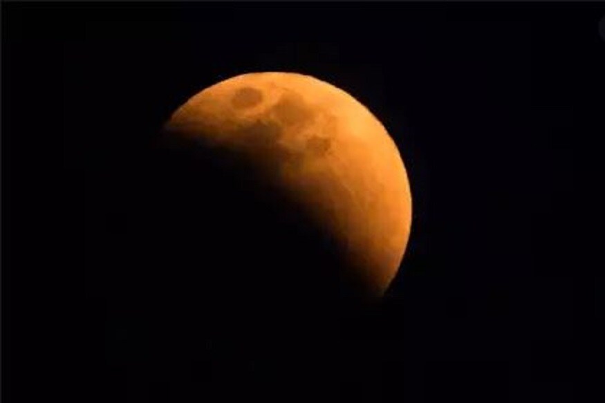 ચંદ્રગ્રહણ 2020 (Chandra grahan 2020) : આજે શુક્રવારે 5મી જૂને વર્ષનું બીજું ચંદ્રગ્રહણ થશે. જ્યોતિષ શાસ્ત્ર મુજબ ચંદ્રગ્રહણને ખૂબ મહત્ત્વપૂર્ણ માનવામાં આવે છે. ખગોળ વિજ્ઞાનના મતે પૃથ્વી અને ચંદ્રમાએ એક સીધી રેખામાં આવે ત્યારે ચંદ્રગ્રહણ થાય છે. જેના કારણે પૃથ્વી પર ચંદ્ર દેખાતો નથી. જ્યોતિષ વિજ્ઞાનની કેટલી માન્યતા મુજબ ચંદ્રગ્રહણની કેટલીક માન્યતા છે. આ દિવસો દરમિયાન કેટલાક કામ કરવા જોઈએ અને કેટલાક કામ ન કરવા જોઈએ. જ્યારે કેટલાક એવા કામ છે જે કરવા જોઈએ જેનાથી સારૂં પરિણામ પણ મળે છે. ચંદ્રગ્રહણ 2020 (Chandra grahan 2020) : આજે શુક્રવારે 5મી જૂને વર્ષનું બીજું ચંદ્રગ્રહણ થશે. જ્યોતિષ શાસ્ત્ર મુજબ ચંદ્રગ્રહણને ખૂબ મહત્ત્વપૂર્ણ માનવામાં આવે છે. ખગોળ વિજ્ઞાનના મતે પૃથ્વી અને ચંદ્રમાએ એક સીધી રેખામાં આવે ત્યારે ચંદ્રગ્રહણ થાય છે. જેના કારણે પૃથ્વી પર ચંદ્ર દેખાતો નથી. જ્યોતિષ વિજ્ઞાનની કેટલી માન્યતા મુજબ ચંદ્રગ્રહણની કેટલીક માન્યતા છે. આ દિવસો દરમિયાન કેટલાક કામ કરવા જોઈએ અને કેટલાક કામ ન કરવા જોઈએ. જ્યારે કેટલાક એવા કામ છે જે કરવા જોઈએ જેનાથી સારૂં પરિણામ પણ મળે છે.