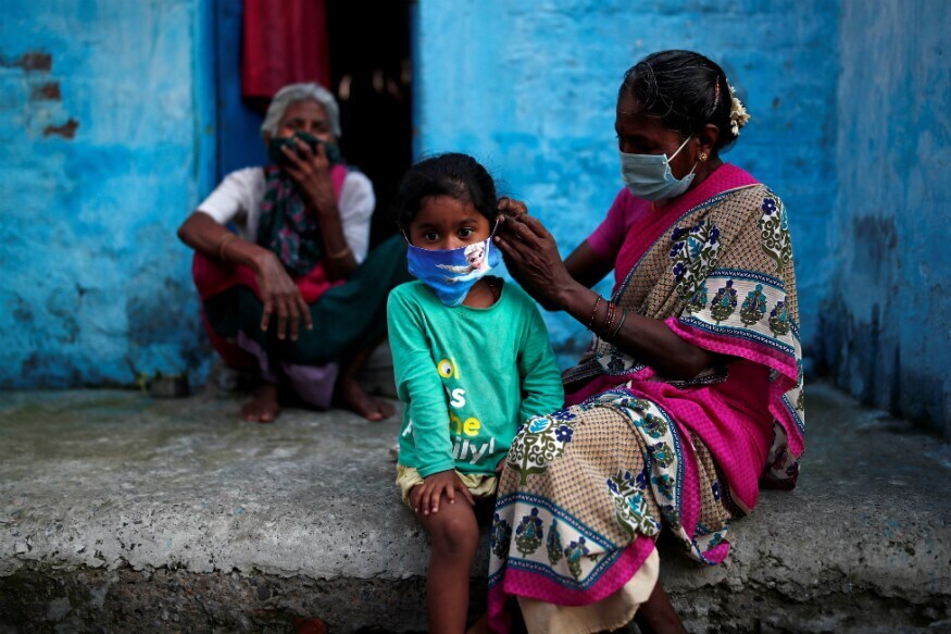 નવી દિલ્હીઃ ભારતમાં (India)માં કોરોના વાયરસ (Coronavirus)ના કહેરના કારણે સંક્રમિત થનારા લોકોની સંખ્યામાં વધારો નોંધાઈ રહ્યો છે. ગુરુવાર સવારે સ્વાસ્થ્ય મંત્રાલય તરફથી જાહેર થયેલા આંકડાઓમાં પોઝિટિવ કેસોમાં રેકોર્ડ વધારો નોંધાયો છે. છેલ્લા ચોવીસ કલાકના જાહેર થયેલા આંકડાઓ મુજબ, એક જ દિવસમાં 16,922 નવા પોઝિટિવ કેસ (Covid-19 Positive) નોંધાયા છે. બીજી તરફ છેલ્લો ચોવીસ કલાકમાં કોરોનાના કારણે 418 દર્દીઓએ પોતાના જીવ ગુમાવ્યા છે. દેશમાં અત્યાર સુધી કોરોનાના 4 લાખ 73 હજાર 105 કન્ફર્મ કેસ નોંધાઈ છે. નવી દિલ્હીઃ ભારતમાં (India)માં કોરોના વાયરસ (Coronavirus)ના કહેરના કારણે સંક્રમિત થનારા લોકોની સંખ્યામાં વધારો નોંધાઈ રહ્યો છે. ગુરુવાર સવારે સ્વાસ્થ્ય મંત્રાલય તરફથી જાહેર થયેલા આંકડાઓમાં પોઝિટિવ કેસોમાં રેકોર્ડ વધારો નોંધાયો છે. છેલ્લા ચોવીસ કલાકના જાહેર થયેલા આંકડાઓ મુજબ, એક જ દિવસમાં 16,922 નવા પોઝિટિવ કેસ (Covid-19 Positive) નોંધાયા છે. બીજી તરફ છેલ્લો ચોવીસ કલાકમાં કોરોનાના કારણે 418 દર્દીઓએ પોતાના જીવ ગુમાવ્યા છે. દેશમાં અત્યાર સુધી કોરોનાના 4 લાખ 73 હજાર 105 કન્ફર્મ કેસ નોંધાઈ છે.
