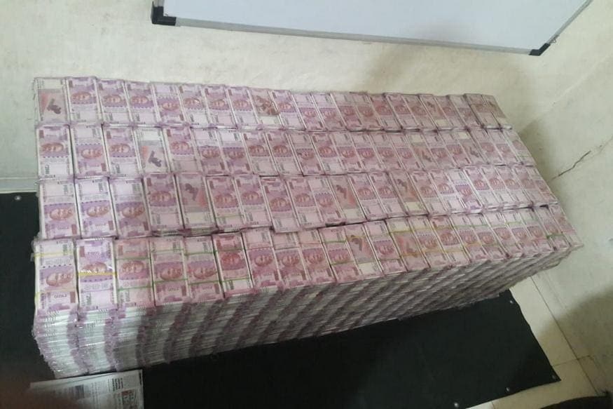 નકલી નોટ (Fake Currency)નો વેપાર બંધ થવાનું નામ નથી લેતો. દર વખતે જેટલી મોટી સંખ્યામાં નકલી નાણું મળે છે તે જોતા અનેક સવાલો ઊભા થાય છે. 10 જૂનએ ફરી એક વાર પુણેમાં લગભગ 10 કરોડ રૂપિયાના નકલી નોટ પકડાયા. આ પકડાયેલા નકલી નોટ 2000 અને 500 રૂપિયાના હતા. નોટોની સાથે એક આર્મીનો જવાન પણ પકડાયો છે. નકલી નોટ (Fake Currency)નો વેપાર બંધ થવાનું નામ નથી લેતો. દર વખતે જેટલી મોટી સંખ્યામાં નકલી નાણું મળે છે તે જોતા અનેક સવાલો ઊભા થાય છે. 10 જૂનએ ફરી એક વાર પુણેમાં લગભગ 10 કરોડ રૂપિયાના નકલી નોટ પકડાયા. આ પકડાયેલા નકલી નોટ 2000 અને 500 રૂપિયાના હતા. નોટોની સાથે એક આર્મીનો જવાન પણ પકડાયો છે.