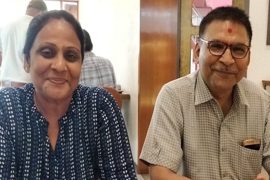 ડોક્ટર અતુલ પટેલ અને તેમના પત્ની અમિતા પટેલ કહે છે કે દર્દીને સામાન્ય શરદી થાય કે લૂ લાગે તો પણ તેઓને કોરોના થયો હોવાનો ભય સતાવતો અને તેઓ કોરોના સમજીને ડરતા હતા. જો કે બાપુનગર વિસ્તારમાં અંબર સિનેમા પાસે ક્લિનિક ધરાવતા ડોક્ટર અતુલ પટેલ અને તેમના પત્ની અમિતા પટેલ દ્વારા સારવાર કોરોના ના આ સમયમાં સતત લોકોની કરી રહ્યા છે. અને તેમને કોરોના વિશે સમજણ પણ આપે છે. ડોક્ટર અતુલ પટેલ અને તેમના પત્ની અમિતા પટેલ કહે છે કે દર્દીને સામાન્ય શરદી થાય કે લૂ લાગે તો પણ તેઓને કોરોના થયો હોવાનો ભય સતાવતો અને તેઓ કોરોના સમજીને ડરતા હતા. જો કે બાપુનગર વિસ્તારમાં અંબર સિનેમા પાસે ક્લિનિક ધરાવતા ડોક્ટર અતુલ પટેલ અને તેમના પત્ની અમિતા પટેલ દ્વારા સારવાર કોરોના ના આ સમયમાં સતત લોકોની કરી રહ્યા છે. અને તેમને કોરોના વિશે સમજણ પણ આપે છે.