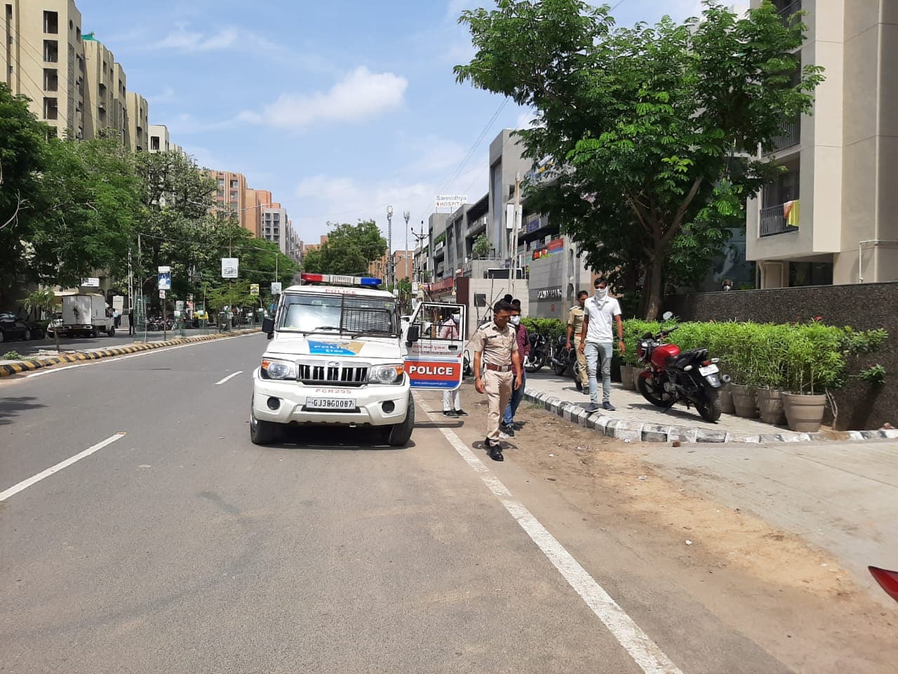 જે સોસાયટીને માઈક્રો કન્ટેઈમેન્ટમાં મુકાશે તેમના રહીશોએ નિયમોનું ચુસ્ત પાલન કરવાનું રહશે. જીવન જરૂરી વસ્તુ લેવા માટે 8થી 10 બે કલાકનો સમય આપવામાં આવ્યો છે. જે સોસાયટીને માઈક્રો કન્ટેઈમેન્ટમાં મુકાશે તેમના રહીશોએ નિયમોનું ચુસ્ત પાલન કરવાનું રહશે. જીવન જરૂરી વસ્તુ લેવા માટે 8થી 10 બે કલાકનો સમય આપવામાં આવ્યો છે.