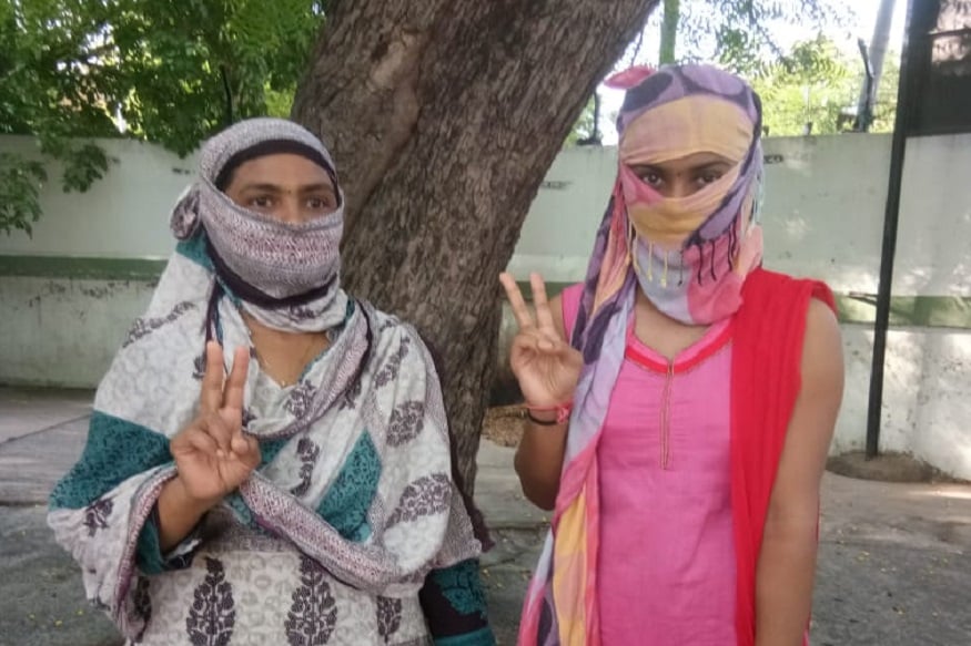 સંજય ટાંક, અમદાવાદ : ધોરણ 10નું પરિણામ જાહેર થયું છે. જેમાં અનેક એવા તેજસ્વી તારલાઓ બોર્ડમાં ઝળક્યા છે ત્યારે નારણપુરામાં ઓટો ગેરેજ ચલાવનારની પુત્રી બોર્ડમાં ઉત્તીર્ણ થઈ હવે બેન્ક ઑફિસર બનવાની ઈચ્છા વ્યક્ત કરી છે. તો અન્ય એક વિદ્યાર્થીએ સોશિયલ મીડિયા અને ફ્રેન્ડ સર્કલના કારણે પરિણામ નીચું આવ્યાનો નિખાલસ સ્વીકાર કર્યો છે. ધોરણ 10નું પરિણામ 60.64 ટકા જાહેર થયુ છે. જોકે ગત વર્ષ કરતા આ વર્ષે 5 ટકા ઓછું પરીણામ જાહેર થયું છે. સંજય ટાંક, અમદાવાદ : ધોરણ 10નું પરિણામ જાહેર થયું છે. જેમાં અનેક એવા તેજસ્વી તારલાઓ બોર્ડમાં ઝળક્યા છે ત્યારે નારણપુરામાં ઓટો ગેરેજ ચલાવનારની પુત્રી બોર્ડમાં ઉત્તીર્ણ થઈ હવે બેન્ક ઑફિસર બનવાની ઈચ્છા વ્યક્ત કરી છે. તો અન્ય એક વિદ્યાર્થીએ સોશિયલ મીડિયા અને ફ્રેન્ડ સર્કલના કારણે પરિણામ નીચું આવ્યાનો નિખાલસ સ્વીકાર કર્યો છે. ધોરણ 10નું પરિણામ 60.64 ટકા જાહેર થયુ છે. જોકે ગત વર્ષ કરતા આ વર્ષે 5 ટકા ઓછું પરીણામ જાહેર થયું છે.