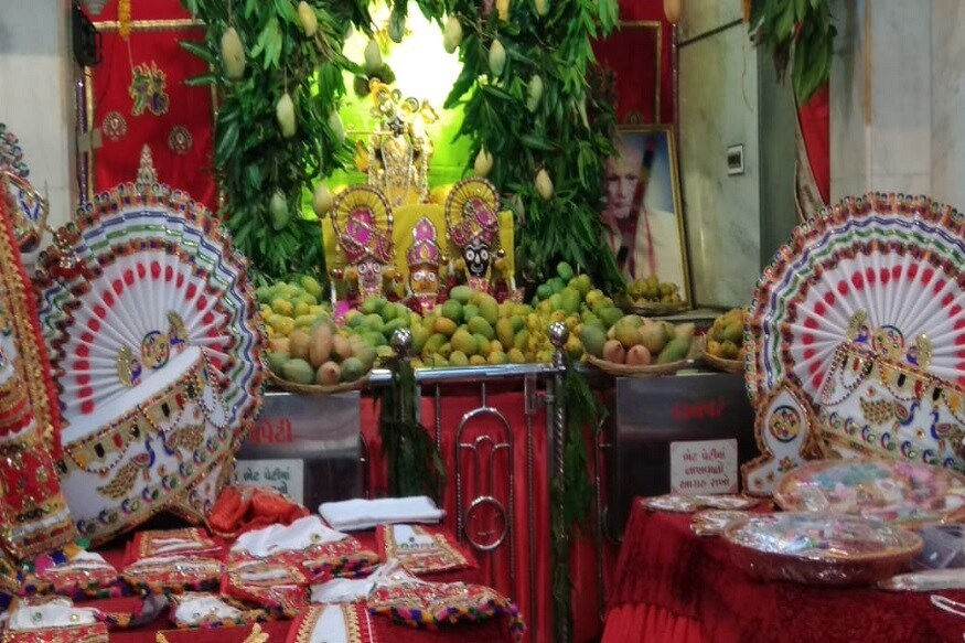 દર વર્ષે મામેરાના દર્શન કરવા માટે આ ઘડીના દર્શન માટે સરસપુર મંદિર ખાતે 10,000 જેટલા ભક્તો ઉમટી પડતા હોય છે. દર વર્ષે મામેરાના દર્શન કરવા માટે આ ઘડીના દર્શન માટે સરસપુર મંદિર ખાતે 10,000 જેટલા ભક્તો ઉમટી પડતા હોય છે.