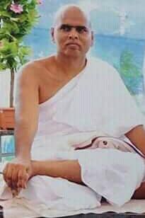 મળતી માહિતી પ્રમાણે બંને સાધુઓ છેલ્લા એકાદ વર્ષથી વ્યભિચાર આચરતા હોવાની તેમજ મહિલા અનુયાયીને ખરાબ નજરે જોઈ તેમનું શારીરિક તથા માનસિક શોષણ કરતા હોવાની મૌખિક ફરિયાદો મળી હતી. તેમજ આ બન્ને સાધુ જૈન ધર્મના ઓથા તળે આનુયાયી મહિલાઓને ધમકાવી દુષ્કૃત્યો આચરતા હતા. જેને પગલે ટ્રસ્ટી મંડળે બન્ને સાધુ સામે ફરિયાદ નોધાવી હતી. આ સાથે પીડિત મહિલાનું નિવેદન નોધવા તજવીજ હાથ ધરવામાં આવી હતી. મળતી માહિતી પ્રમાણે બંને સાધુઓ છેલ્લા એકાદ વર્ષથી વ્યભિચાર આચરતા હોવાની તેમજ મહિલા અનુયાયીને ખરાબ નજરે જોઈ તેમનું શારીરિક તથા માનસિક શોષણ કરતા હોવાની મૌખિક ફરિયાદો મળી હતી. તેમજ આ બન્ને સાધુ જૈન ધર્મના ઓથા તળે આનુયાયી મહિલાઓને ધમકાવી દુષ્કૃત્યો આચરતા હતા. જેને પગલે ટ્રસ્ટી મંડળે બન્ને સાધુ સામે ફરિયાદ નોધાવી હતી. આ સાથે પીડિત મહિલાનું નિવેદન નોધવા તજવીજ હાથ ધરવામાં આવી હતી.