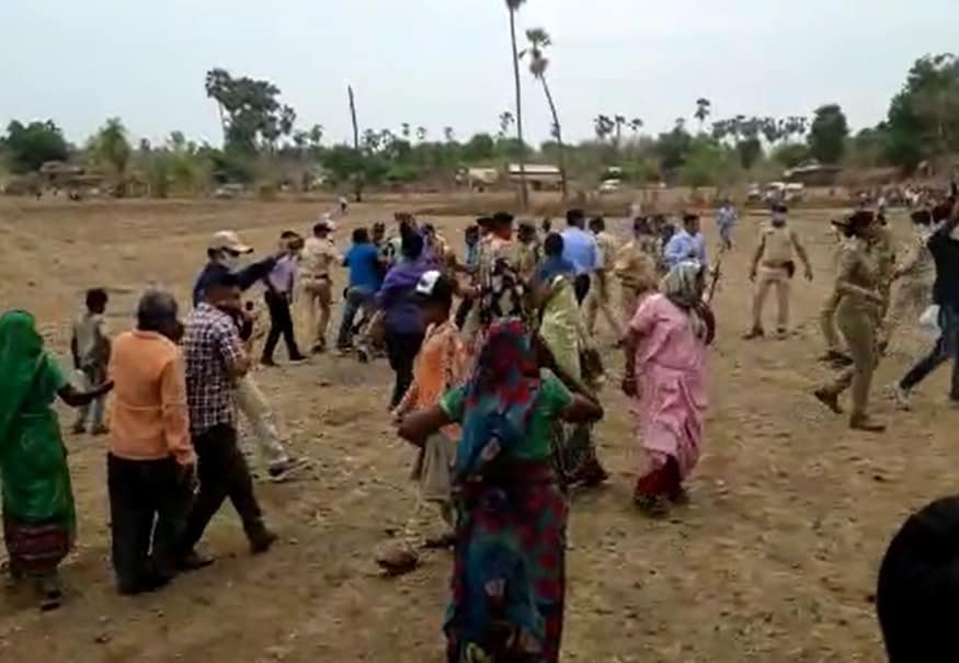 આજે પણ કોંગ્રેસના આદિવાસી ધારાસભ્યો અને 6 ગામની મહિલાઓ સહિતના રસ્તા પર ઉતરી કામગીરીનો વિરોધ કર્યો હતો. આટલો વિરોધ હોવા છતાં પણ તંત્ર દ્વારા ફેન્સિંગ કામગીરી બંધ ન કરાતા. છેલ્લા ઘણા દિવસોથી તાર-ફેન્સિંગ કામગીરીનો 6 ગામના આદિવાસીઓ સખત વિરોધ કરી રહ્યા હોવા છતાં તંત્રના કોઈપણ અધિકારીઓ આ વિરોધ મામલે મગનું નામ મરી પાડવા તૈયાર ન હતાં. આજે પણ કોંગ્રેસના આદિવાસી ધારાસભ્યો અને 6 ગામની મહિલાઓ સહિતના રસ્તા પર ઉતરી કામગીરીનો વિરોધ કર્યો હતો. આટલો વિરોધ હોવા છતાં પણ તંત્ર દ્વારા ફેન્સિંગ કામગીરી બંધ ન કરાતા. છેલ્લા ઘણા દિવસોથી તાર-ફેન્સિંગ કામગીરીનો 6 ગામના આદિવાસીઓ સખત વિરોધ કરી રહ્યા હોવા છતાં તંત્રના કોઈપણ અધિકારીઓ આ વિરોધ મામલે મગનું નામ મરી પાડવા તૈયાર ન હતાં.