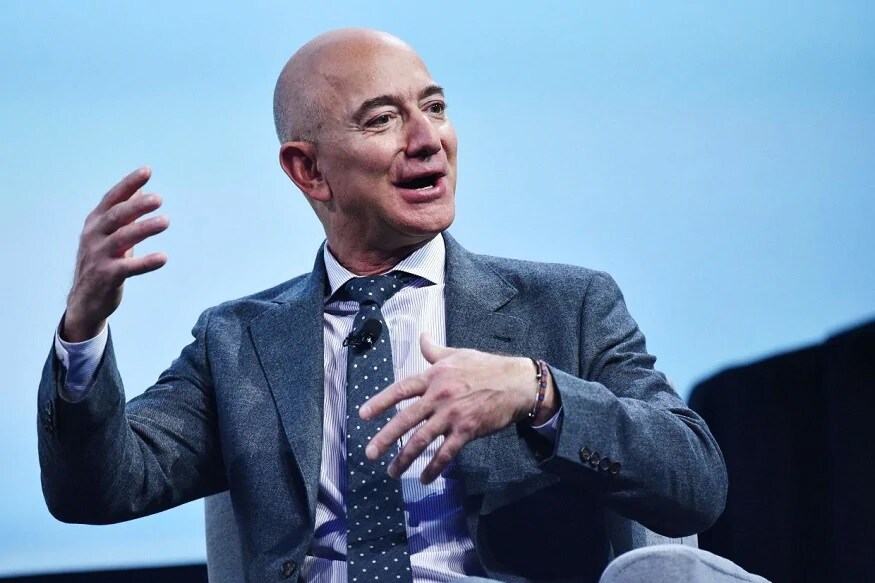 બ્લૂમબર્ગ બિલિનેયર ઇન્ડેક્સ (Bloomberg Billionaire Index) મુજબ દુનિયાની મોટી ઇ કૉમર્સ કંપની એમેઝોનના સંસ્થાપક અને હાલના સીઇઓ જેફ બેજોસની પાસે કુલ 155 અરબ ડૉલરની નેટ વર્થ છે. ગત બે મહિનામાં તેમની કમાણીમાં મોટો વધારો થયો છે. જેફ બેજોસે (World Richest Person Jeff Bezos) કોરોના વાયરસ (Coronavirus Lockdown) સંકટ દરમિયાન તેમની સંપત્તિમાં 4000 કરોડ ડૉલર વધરો થયો છે. લોકડાઉનમાં ઇ કોર્મર્સ કંપનીઓનો વેપાર ચાલુ રહ્યો હતો. જેથી રોજ બરોજની વસ્તુઓના સપ્લાયમાં કોઇ વાંધો ના આવે. બ્લૂમબર્ગ બિલિનેયર ઇન્ડેક્સ (Bloomberg Billionaire Index) મુજબ દુનિયાની મોટી ઇ કૉમર્સ કંપની એમેઝોનના સંસ્થાપક અને હાલના સીઇઓ જેફ બેજોસની પાસે કુલ 155 અરબ ડૉલરની નેટ વર્થ છે. ગત બે મહિનામાં તેમની કમાણીમાં મોટો વધારો થયો છે. જેફ બેજોસે (World Richest Person Jeff Bezos) કોરોના વાયરસ (Coronavirus Lockdown) સંકટ દરમિયાન તેમની સંપત્તિમાં 4000 કરોડ ડૉલર વધરો થયો છે. લોકડાઉનમાં ઇ કોર્મર્સ કંપનીઓનો વેપાર ચાલુ રહ્યો હતો. જેથી રોજ બરોજની વસ્તુઓના સપ્લાયમાં કોઇ વાંધો ના આવે.