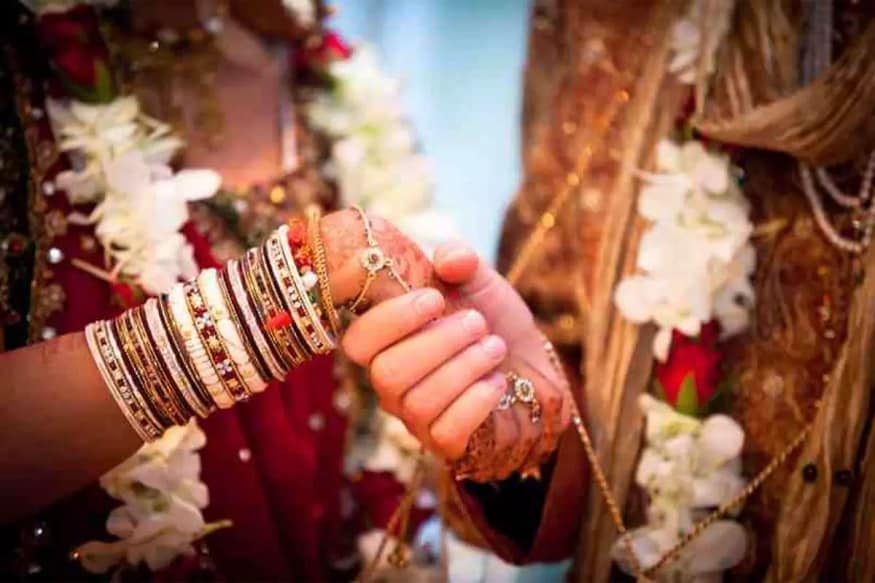 પરિવારના સભ્યો બીમાર વીનિતાને તાત્કાલિક પ્રાઇવેટ હૉસ્પિટલ લઈ ગયા. આરોપ છે કે ત્યાં ડૉક્ટરોએ કોરોનાના ડરથી સારવાર કરવાની ના પડી દીધી. પછી તમામ લોકો વીનિતાને મેડિકલ કોલેજ લઈ ગયા. જ્યાં થોડી સારવાર બાદ તેને કાનપુર રેફર કરવામાં આવી. (પ્રતીકાત્મક તસવીર) પરિવારના સભ્યો બીમાર વીનિતાને તાત્કાલિક પ્રાઇવેટ હૉસ્પિટલ લઈ ગયા. આરોપ છે કે ત્યાં ડૉક્ટરોએ કોરોનાના ડરથી સારવાર કરવાની ના પડી દીધી. પછી તમામ લોકો વીનિતાને મેડિકલ કોલેજ લઈ ગયા. જ્યાં થોડી સારવાર બાદ તેને કાનપુર રેફર કરવામાં આવી. (પ્રતીકાત્મક તસવીર)