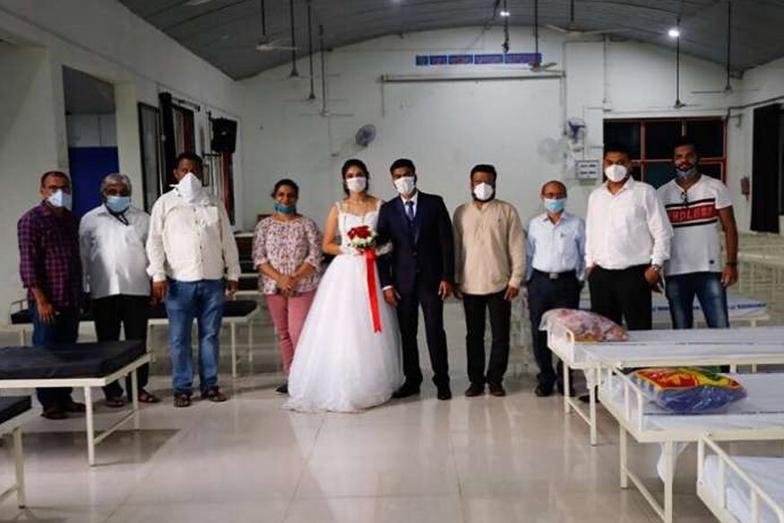 મુંબઈઃ કોરોના વાયરસ (Coronavirus)થી સમગ્ર દુનિયા સંઘર્ષ કરી રહી છે. ભારતમાં મહારાષ્ટ્ર (Maharashtra)ની સ્થિતિ સતત બગડતી જઈ રહી છે. અહીં સ્થિતિ એવી છે કે હૉસ્પિટલોમાં બેડની અછત સર્જાઈ છે. એવામાં વસઈના એક કપલે માનવતાનું ઉદહારણ પૂરું પાડ્યું છે. આ કપલે પોતાના લગ્ન માટે રૂપિયા ખર્ચ કરવાને બદલે આ રૂપિયા ક્વૉરન્ટીન (Quarantine) માટે 50 બેડ દાન કર્યા છે. મુંબઈઃ કોરોના વાયરસ (Coronavirus)થી સમગ્ર દુનિયા સંઘર્ષ કરી રહી છે. ભારતમાં મહારાષ્ટ્ર (Maharashtra)ની સ્થિતિ સતત બગડતી જઈ રહી છે. અહીં સ્થિતિ એવી છે કે હૉસ્પિટલોમાં બેડની અછત સર્જાઈ છે. એવામાં વસઈના એક કપલે માનવતાનું ઉદહારણ પૂરું પાડ્યું છે. આ કપલે પોતાના લગ્ન માટે રૂપિયા ખર્ચ કરવાને બદલે આ રૂપિયા ક્વૉરન્ટીન (Quarantine) માટે 50 બેડ દાન કર્યા છે.