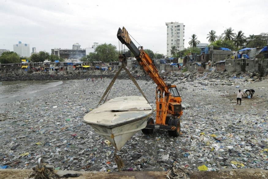 NDRF અને કોસ્ટલ ગાર્ડ દ્વારા દરિયાઇ વિસ્તારોમાં લોકોને સલામત જગ્યાએ ખસેડવા અને બચાવની કામગીરી ચાલી રહી છે. NDRF અને કોસ્ટલ ગાર્ડ દ્વારા દરિયાઇ વિસ્તારોમાં લોકોને સલામત જગ્યાએ ખસેડવા અને બચાવની કામગીરી ચાલી રહી છે.