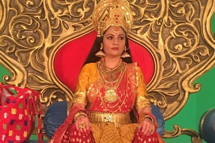 સંતોષી માં એટલે કે ગ્રેસી સિંહે જણાવ્યું કે લગભગ ત્રણ મહિના પછી ફરીથી સિરીયલના શૂટિંગ શરૂ થતા તે ખૂબ જ ઉત્સાહી છે. તેમણે કહ્યું કે સેટ પર કોરોના કહેરની વચ્ચે સરકાર દ્વારા રાખવામાં આવતી તમામ ગાઇડ લાઇન્સનું પાલન કરવામાં આવ્યું છે. સંતોષી માં એટલે કે ગ્રેસી સિંહે જણાવ્યું કે લગભગ ત્રણ મહિના પછી ફરીથી સિરીયલના શૂટિંગ શરૂ થતા તે ખૂબ જ ઉત્સાહી છે. તેમણે કહ્યું કે સેટ પર કોરોના કહેરની વચ્ચે સરકાર દ્વારા રાખવામાં આવતી તમામ ગાઇડ લાઇન્સનું પાલન કરવામાં આવ્યું છે.