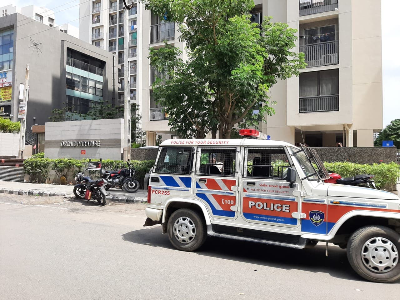 એએમસીની આગળની કાર્યવાહી કેવા પ્રકારની કરવાની આવશે તેની માહિતી આપવામાં આવી છે. તેમજ તમામ ઘરનો સર્વે કરવામાં હાથ ધરાશે.લક્ષણો દેખાશે તે લોકોના સેમ્પલ લેવામાં આવશે એએમસીની આગળની કાર્યવાહી કેવા પ્રકારની કરવાની આવશે તેની માહિતી આપવામાં આવી છે. તેમજ તમામ ઘરનો સર્વે કરવામાં હાથ ધરાશે.લક્ષણો દેખાશે તે લોકોના સેમ્પલ લેવામાં આવશે