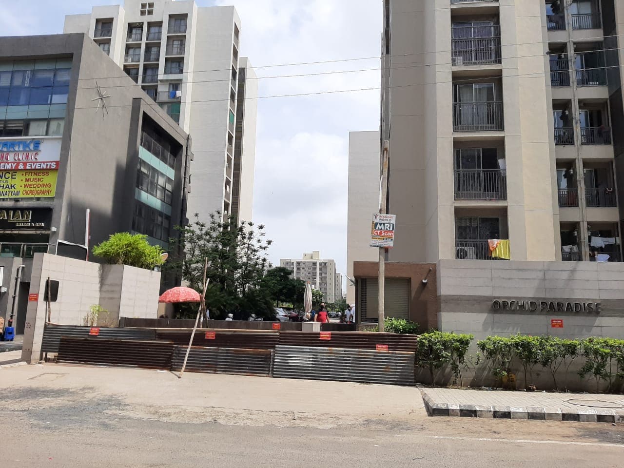 અમદાવાદ મ્યુનિસિપલ કોર્પોરેશનના હેલ્થ ઓફિસર ભાવિન સોલંકીએ જણાવ્યું હતું કે, અમદાવાદ મ્યુનિસિપલ કોર્પોરેશનમાં બોપલ ઘુમાનો સમાવેશ કરવામાં આવ્યો છે. ત્યારે ગઈકાલે નવા એરિયા માઈક્રો કન્ટેન્ટમેન્ટમાં સાઉથ બોપલની ઓર્ચિડ પેરેડાઈઝ એપાર્ટમેન્ટ મુકવા આવ્યો છે. લોકોને નિયમ કેવી રીતે પાલન કરવાનું રહેશે. અમદાવાદ મ્યુનિસિપલ કોર્પોરેશનના હેલ્થ ઓફિસર ભાવિન સોલંકીએ જણાવ્યું હતું કે, અમદાવાદ મ્યુનિસિપલ કોર્પોરેશનમાં બોપલ ઘુમાનો સમાવેશ કરવામાં આવ્યો છે. ત્યારે ગઈકાલે નવા એરિયા માઈક્રો કન્ટેન્ટમેન્ટમાં સાઉથ બોપલની ઓર્ચિડ પેરેડાઈઝ એપાર્ટમેન્ટ મુકવા આવ્યો છે. લોકોને નિયમ કેવી રીતે પાલન કરવાનું રહેશે.