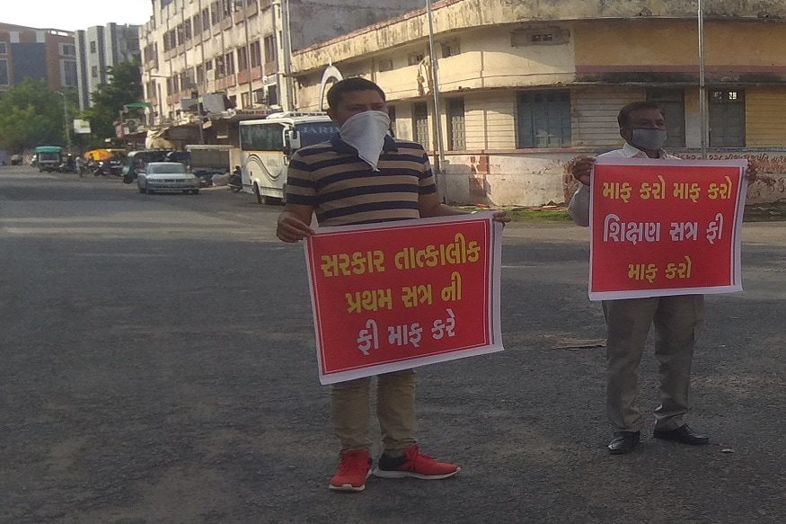કોરોના વાયરસના વધતા કેસના કારણે લોકડાઉન (lockdown) જાહેર કરાયું ત્યારથી શાળાઓમાં શિક્ષણ કાર્ય બંધ છે. શાળાઓને કોઈ પણ પ્રકારનો ખર્ચ થયો નથી છતાં ખાનગી શાળાઓએ વાલીઓને ફી ભરવાના મેસેજ કર્યા અને વાલીઓને ફી ભરવા દબાણ કરતા હાલ વિવાદ સર્જાયો છે. ત્યારે સરકારને રજૂઆત કરવા છતાં સરકાર નહિ સાંભળતી હોવાની વાલીઓની વેદના સામે આવી છે. કોરોના વાયરસના વધતા કેસના કારણે લોકડાઉન (lockdown) જાહેર કરાયું ત્યારથી શાળાઓમાં શિક્ષણ કાર્ય બંધ છે. શાળાઓને કોઈ પણ પ્રકારનો ખર્ચ થયો નથી છતાં ખાનગી શાળાઓએ વાલીઓને ફી ભરવાના મેસેજ કર્યા અને વાલીઓને ફી ભરવા દબાણ કરતા હાલ વિવાદ સર્જાયો છે. ત્યારે સરકારને રજૂઆત કરવા છતાં સરકાર નહિ સાંભળતી હોવાની વાલીઓની વેદના સામે આવી છે.