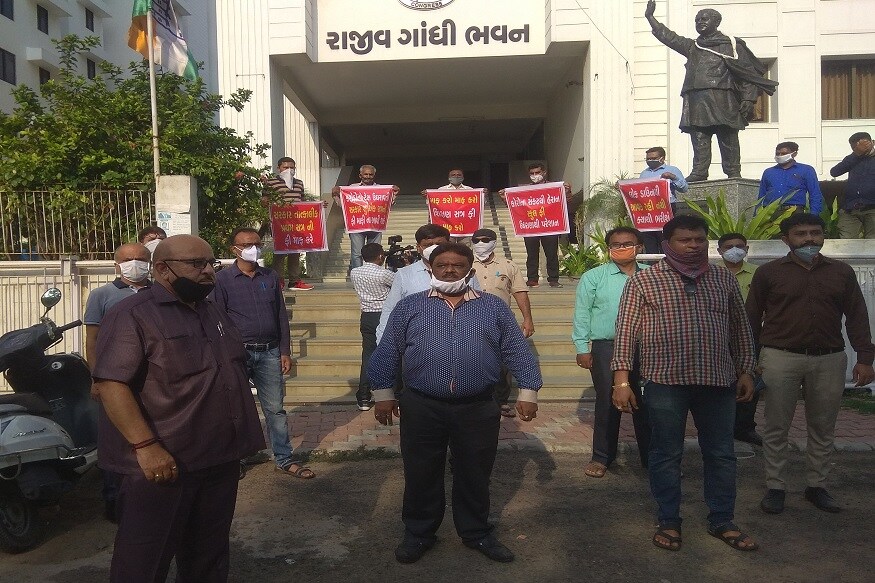 વાલી મંડળના પ્રતિનિધિ ઓનું કહેવું છે કે માર્ચ મહિના થી શિક્ષણ બંધ છે અને સપ્ટેમ્બર સુધી શિક્ષણ શરૂ થઈ શકે તેમ નથી ત્યારે એક સત્ર એટલે કે 6 મહિનાની ફી સરકારે માફ કરાવવી જોઈએ. એટલું જ નહીં આર્થિક રીતે કફોડી હાલતમાં મુકાયેલા વાલીઓ માટે સરકાર કોઈ ખાસ સહાય પેકેજ જાહેર કરે તેવી માંગ કરી છે. જો સરકાર ન્યાય નહિ આપે તો 18 જૂનથી આંદોલન કરવાની ચીમકી વાલી મંડળે ઉચ્ચારી છે. વાલી મંડળના પ્રતિનિધિ ઓનું કહેવું છે કે માર્ચ મહિના થી શિક્ષણ બંધ છે અને સપ્ટેમ્બર સુધી શિક્ષણ શરૂ થઈ શકે તેમ નથી ત્યારે એક સત્ર એટલે કે 6 મહિનાની ફી સરકારે માફ કરાવવી જોઈએ. એટલું જ નહીં આર્થિક રીતે કફોડી હાલતમાં મુકાયેલા વાલીઓ માટે સરકાર કોઈ ખાસ સહાય પેકેજ જાહેર કરે તેવી માંગ કરી છે. જો સરકાર ન્યાય નહિ આપે તો 18 જૂનથી આંદોલન કરવાની ચીમકી વાલી મંડળે ઉચ્ચારી છે.