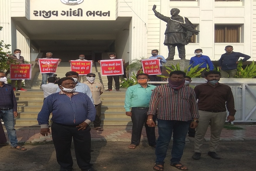 બીજી તરફ ગુજરાત કોંગ્રેસ પ્રમુખ અમિત ચાવડાએ વાલીઓની આ માંગને યોગ્ય ગણાવી છે. વાલી મંડળની આ માંગણીઓ સરકાર સામે ઉગ્ર રજુઆત સાથે મુકીશું. એટલુંજ નહિ વાલીઓના આંદોલનને પણ જરૂરી સહકાર આપીશું .સાથે જ કોંગ્રેસની યુવા પાંખ NSUI વાલીઓની આ વેદનાને વાચા આપવા ઓનલાઈન આંદોલન ચલાવી રહી છે. તે પણ વાલીઓના આ આંદોલનને સમર્થન આપશે. મહત્વનું છે કે ફી મામલે વાલીઓનો વિરોધ ઉગ્ર બની રહ્યો છે તેવામાં આગામી દિવસોમાં મોટા આંદોલનમાં પરિવર્તિત થાય તો નવાઈ નહી. બીજી તરફ ગુજરાત કોંગ્રેસ પ્રમુખ અમિત ચાવડાએ વાલીઓની આ માંગને યોગ્ય ગણાવી છે. વાલી મંડળની આ માંગણીઓ સરકાર સામે ઉગ્ર રજુઆત સાથે મુકીશું. એટલુંજ નહિ વાલીઓના આંદોલનને પણ જરૂરી સહકાર આપીશું .સાથે જ કોંગ્રેસની યુવા પાંખ NSUI વાલીઓની આ વેદનાને વાચા આપવા ઓનલાઈન આંદોલન ચલાવી રહી છે. તે પણ વાલીઓના આ આંદોલનને સમર્થન આપશે. મહત્વનું છે કે ફી મામલે વાલીઓનો વિરોધ ઉગ્ર બની રહ્યો છે તેવામાં આગામી દિવસોમાં મોટા આંદોલનમાં પરિવર્તિત થાય તો નવાઈ નહી.