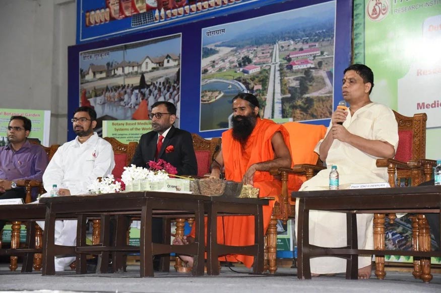 અંગ્રેજી અખબાર લાઇવ મિન્ટ મુજબ, કોરોનિલ કિટ 545 રૂપિયામાં ઉપલબ્ધ થશે. યોગગુરુ રામદેવ મુજબ, આ દવાને બનાવવામાં માત્ર દેશી સામાનનો ઉપયોગ કરવામાં આવ્યો છે, જેમાં મુલેઠી-કાઢા સહિત અનેક ચીજો નાખવામાં આવી છે. સાથોસાથ ગિલોય, અશ્વગંધા, તુલસી, શ્વાસરિનો પણ ઉપયોગ કરવામાં આવ્યો છે. અંગ્રેજી અખબાર લાઇવ મિન્ટ મુજબ, કોરોનિલ કિટ 545 રૂપિયામાં ઉપલબ્ધ થશે. યોગગુરુ રામદેવ મુજબ, આ દવાને બનાવવામાં માત્ર દેશી સામાનનો ઉપયોગ કરવામાં આવ્યો છે, જેમાં મુલેઠી-કાઢા સહિત અનેક ચીજો નાખવામાં આવી છે. સાથોસાથ ગિલોય, અશ્વગંધા, તુલસી, શ્વાસરિનો પણ ઉપયોગ કરવામાં આવ્યો છે.