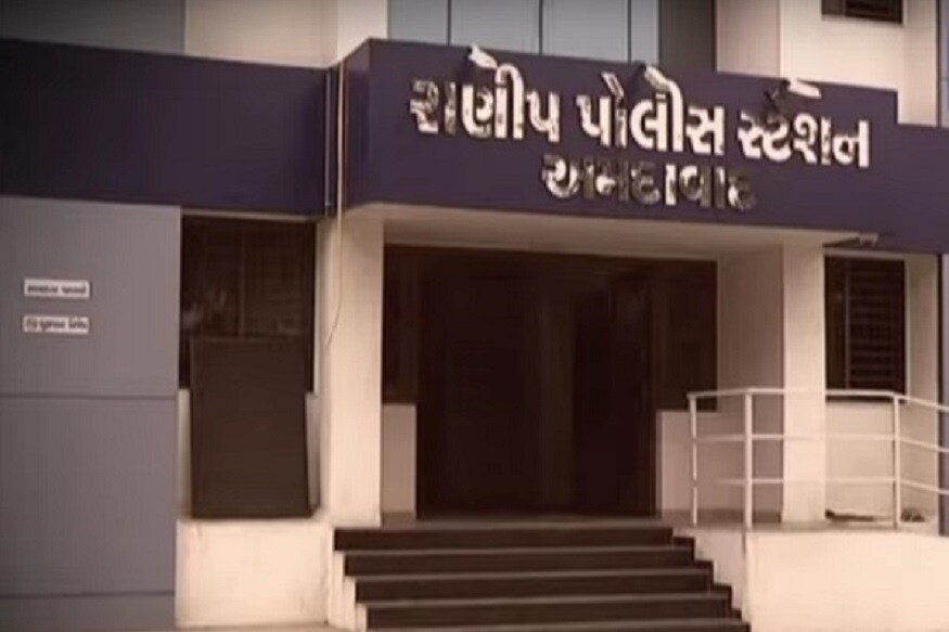 શહેરના રાણીપ પોલીસ સ્ટેશનમાં ફરજ બજાવતો પોલીસ કોન્સ્ટેબલ ઉપેન્દ્રસિંહ ચાવડા આજે દારૂ પીધેલી હાલતમાં ઝડપાયો હતો. સાબરમતીમાં આવેલા ધર્મનગર સોસાયટીમાં એક વ્યક્તિના ઘરમાં સ્ટોર રૂમમાં યુવતીને લઈને આ કોન્સ્ટેબલ ઘુસી ગયો હતો. સ્થાનિક મહિલા જાગી જતા કોન્સ્ટેબલ અને યુવતીને જોઈને ગભરાઈ જતા લોકોને બોલાવ્યા હતા. લોકોએ કોન્સ્ટેબલને પકડીને તેને ખખડાવ્યો હતો. શહેરના રાણીપ પોલીસ સ્ટેશનમાં ફરજ બજાવતો પોલીસ કોન્સ્ટેબલ ઉપેન્દ્રસિંહ ચાવડા આજે દારૂ પીધેલી હાલતમાં ઝડપાયો હતો. સાબરમતીમાં આવેલા ધર્મનગર સોસાયટીમાં એક વ્યક્તિના ઘરમાં સ્ટોર રૂમમાં યુવતીને લઈને આ કોન્સ્ટેબલ ઘુસી ગયો હતો. સ્થાનિક મહિલા જાગી જતા કોન્સ્ટેબલ અને યુવતીને જોઈને ગભરાઈ જતા લોકોને બોલાવ્યા હતા. લોકોએ કોન્સ્ટેબલને પકડીને તેને ખખડાવ્યો હતો.