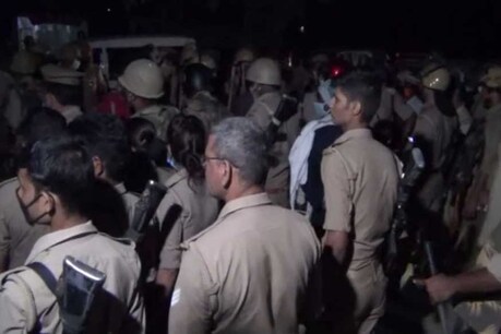 યુવકને ઝાડ સાથે બાંધી જીવતો સળગાવ્યો, આક્રોશિત ગામ લોકોએ બે પોલીસ જીપ ફૂંકી મારી