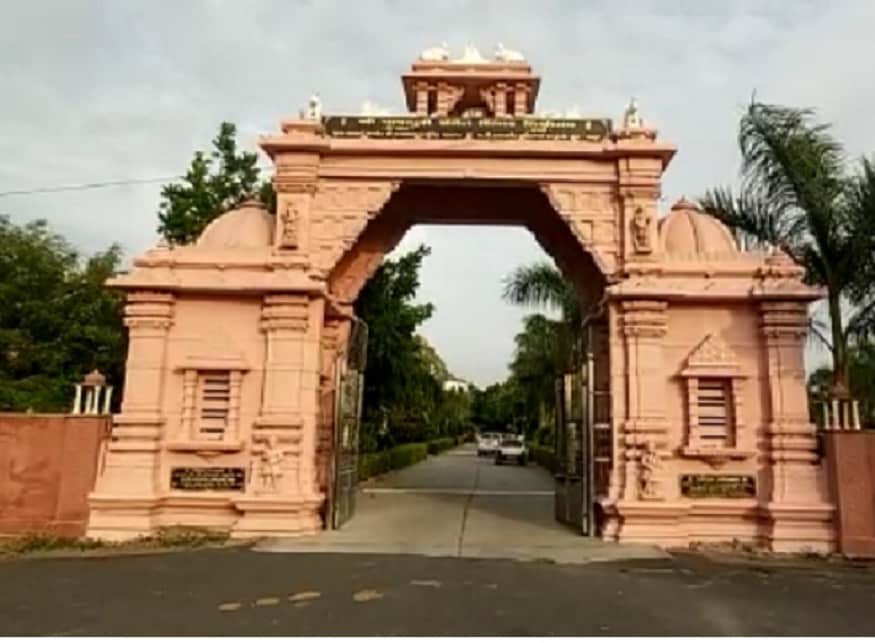 વ્યભિચાર મામલે રિમાન્ડ ન મળતા સામાજિક વિરોધાભાસની સંભાવના સામે આવી રહી છે. આ મામલામાં વકીલેનું નિવેદન છે કે, જૈન મુનીઓની સ્થળ , જગ્યા અને અન્ય વિગતો રજૂ કરવામાં આવશે. આ બંન્ને જૈના ચાર્યોને કોર્ટમાંથી જ સીધા જામીન આપવામાં આવ્યાં છે. નોંધનીય છે કે, પોલીસે કલ્યાણ સાગર તથા રાજતિલક સાગર (રાજા મહારાજ)ની ધરપકડ કર્યા બાદ બન્ને મુનીની તબીયત સારી ન હોવાથી તેમને સિવિલ હોસ્પિટલ લઈ જવામાં આવ્યા. વ્યભિચાર મામલે રિમાન્ડ ન મળતા સામાજિક વિરોધાભાસની સંભાવના સામે આવી રહી છે. આ મામલામાં વકીલેનું નિવેદન છે કે, જૈન મુનીઓની સ્થળ , જગ્યા અને અન્ય વિગતો રજૂ કરવામાં આવશે. આ બંન્ને જૈના ચાર્યોને કોર્ટમાંથી જ સીધા જામીન આપવામાં આવ્યાં છે. નોંધનીય છે કે, પોલીસે કલ્યાણ સાગર તથા રાજતિલક સાગર (રાજા મહારાજ)ની ધરપકડ કર્યા બાદ બન્ને મુનીની તબીયત સારી ન હોવાથી તેમને સિવિલ હોસ્પિટલ લઈ જવામાં આવ્યા.