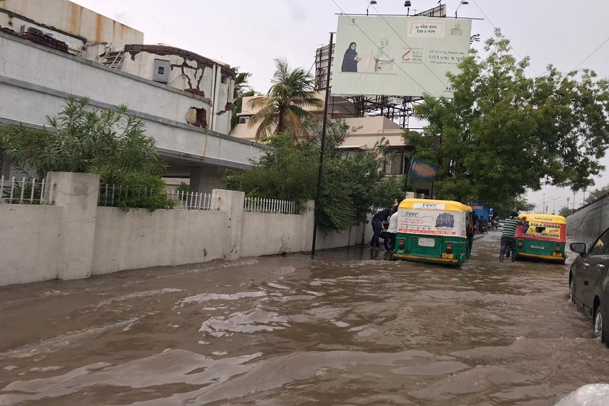 પ્રણવ પટેલ, અમદાવાદ : અમદાવાદ શહેરમાં સામાન્ય વરસાદ પડે અને શહેરના રસ્તાઓ અને સોસાયટીમાં પાણી ભરવાની ફરિયાદ કોમન બની છે . શહેરમાં હજુ સત્તાવાર ચોમાસાનું આગમન થયું નથી. તે પહેલા શહેરમાં પડેલા સામાન્ય વરસાદે એએમસી તંત્રની પોલ ખોલી નાંખી છે. શહેરમાં મોટા ભાગના ચાર રસ્તાઓ અને સોસાયટીમા પાણી ભરાવવાની ફરિયાદ જોવા મળી હતી. પ્રણવ પટેલ, અમદાવાદ : અમદાવાદ શહેરમાં સામાન્ય વરસાદ પડે અને શહેરના રસ્તાઓ અને સોસાયટીમાં પાણી ભરવાની ફરિયાદ કોમન બની છે . શહેરમાં હજુ સત્તાવાર ચોમાસાનું આગમન થયું નથી. તે પહેલા શહેરમાં પડેલા સામાન્ય વરસાદે એએમસી તંત્રની પોલ ખોલી નાંખી છે. શહેરમાં મોટા ભાગના ચાર રસ્તાઓ અને સોસાયટીમા પાણી ભરાવવાની ફરિયાદ જોવા મળી હતી.