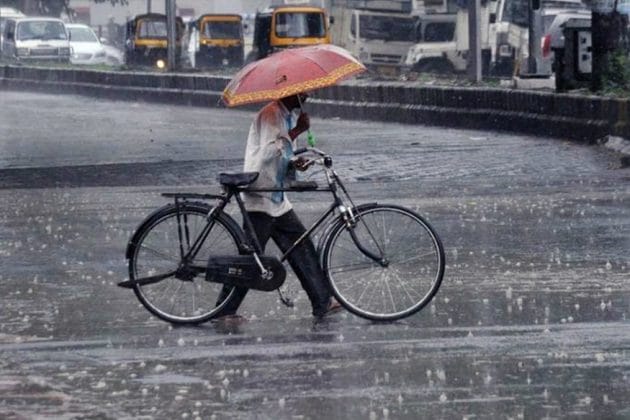 ગુજરાતમાં અત્યાર સુધીનો સરેરાશ 15.92 ટકા વરસાદ થયો છે. ક્ચ્છમાં અત્યાર સુધીનો 27.29 ટકા વરસાદ નોંધાયો છે.તો દક્ષિણ ગુજરાતમાં સરેરાશ 9.33 ટકા વરસાદ થયો છે.સૌરાષ્ટ્રમાં 25.44 ટકા વરસાદ થયો છે.મધ્ય પૂર્વ ગુજરાતમાં 14.72 ટકા અને ઉત્તર ગુજરાત માં સરેરાશ 11.94 ટકા વરસાદ નોંધાયો છે. ગુજરાતમાં અત્યાર સુધીનો સરેરાશ 15.92 ટકા વરસાદ થયો છે. ક્ચ્છમાં અત્યાર સુધીનો 27.29 ટકા વરસાદ નોંધાયો છે.તો દક્ષિણ ગુજરાતમાં સરેરાશ 9.33 ટકા વરસાદ થયો છે.સૌરાષ્ટ્રમાં 25.44 ટકા વરસાદ થયો છે.મધ્ય પૂર્વ ગુજરાતમાં 14.72 ટકા અને ઉત્તર ગુજરાત માં સરેરાશ 11.94 ટકા વરસાદ નોંધાયો છે.