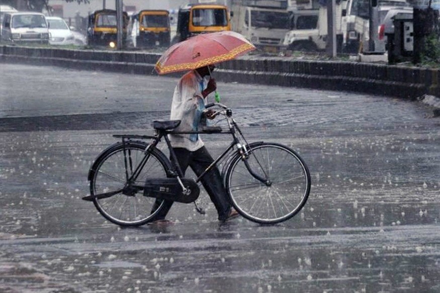 અમદાવાદ : રાજ્યભરમાં બે દિવસથી સૂસવાટાભેર પવન સાથે વરસાદ વરસી રહ્યો છે. નિસર્ગ વાવાઝોડાની અસરને કારણે આ કમોસમી વરસાદ વરસી રહ્યો છે. ત્યારે હવામાન વિભાગે આગાહી કરી છે કે 21મી જૂનની આસપાસથી ચોમાસાનો વિધિવત પ્રારંભ થઇ જશે. આ સાથે આગાહી કરવામાં આવી છે કે, નૈઋત્યનાં ચોમાસાનો દક્ષિણ ગુજરાતથી પ્રારંભ થશે. અમદાવાદ : રાજ્યભરમાં બે દિવસથી સૂસવાટાભેર પવન સાથે વરસાદ વરસી રહ્યો છે. નિસર્ગ વાવાઝોડાની અસરને કારણે આ કમોસમી વરસાદ વરસી રહ્યો છે. ત્યારે હવામાન વિભાગે આગાહી કરી છે કે 21મી જૂનની આસપાસથી ચોમાસાનો વિધિવત પ્રારંભ થઇ જશે. આ સાથે આગાહી કરવામાં આવી છે કે, નૈઋત્યનાં ચોમાસાનો દક્ષિણ ગુજરાતથી પ્રારંભ થશે.