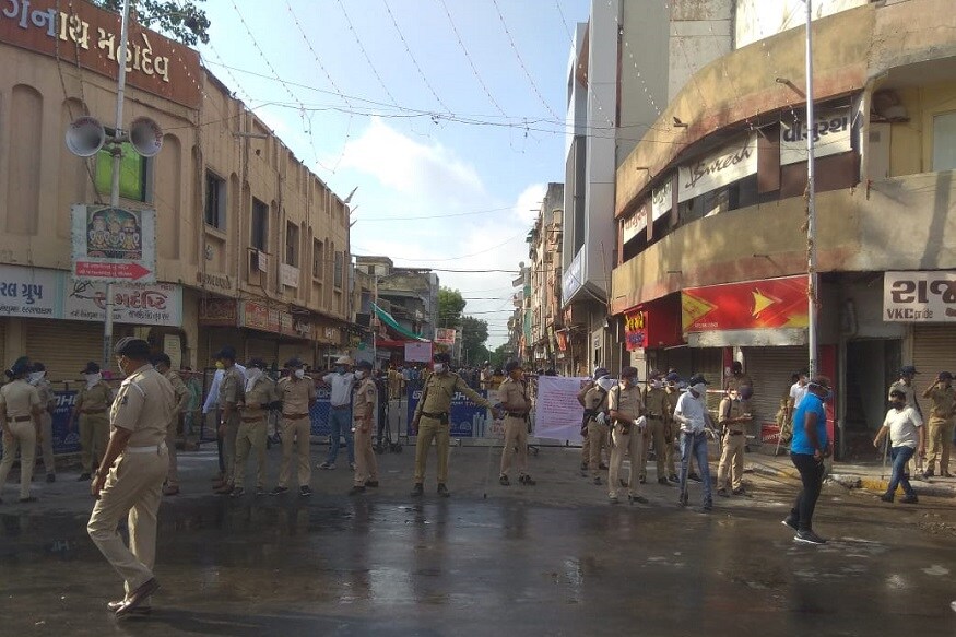 અમદાવાદ : શહેરના ઇતિહાસમાં પ્રથમવાર કોરોના વાયરસ મહામારીને કારણે રથયાત્રા કાઢવામાં આવી નથી. પહેલીવાર ભગવાન જગન્નાથજી, બહેન સુભદ્રાજી, ભાઇ બલરામજી નગરચર્યાએ નીકળ્યાં નથી. એટલે જ સરસપુરમાં મામાના ઘરે જે રીતે દરવર્ષે ધામધૂમથી મોસાળું ભરીને પૂજા કરવામાં આવે છે તે રીતે આ વખતે થયુ નથી. આ વખતે ભગવાનનાં મોસાળ સરસપુરમાં માત્ર પૂજા, આરતી કરવામાં આવી. ભગવાનના મોસાળાની જે વસ્તુઓ છે તે પણ આવનારા અઠવાડિયામાં નક્કી કરવામાં આવશે તે દિવસે જગન્નાથ મંદિરમાં પધરાવવામાં આવશે. (તસવીર- સંજય ટાંક) અમદાવાદ : શહેરના ઇતિહાસમાં પ્રથમવાર કોરોના વાયરસ મહામારીને કારણે રથયાત્રા કાઢવામાં આવી નથી. પહેલીવાર ભગવાન જગન્નાથજી, બહેન સુભદ્રાજી, ભાઇ બલરામજી નગરચર્યાએ નીકળ્યાં નથી. એટલે જ સરસપુરમાં મામાના ઘરે જે રીતે દરવર્ષે ધામધૂમથી મોસાળું ભરીને પૂજા કરવામાં આવે છે તે રીતે આ વખતે થયુ નથી. આ વખતે ભગવાનનાં મોસાળ સરસપુરમાં માત્ર પૂજા, આરતી કરવામાં આવી. ભગવાનના મોસાળાની જે વસ્તુઓ છે તે પણ આવનારા અઠવાડિયામાં નક્કી કરવામાં આવશે તે દિવસે જગન્નાથ મંદિરમાં પધરાવવામાં આવશે. (તસવીર- સંજય ટાંક)